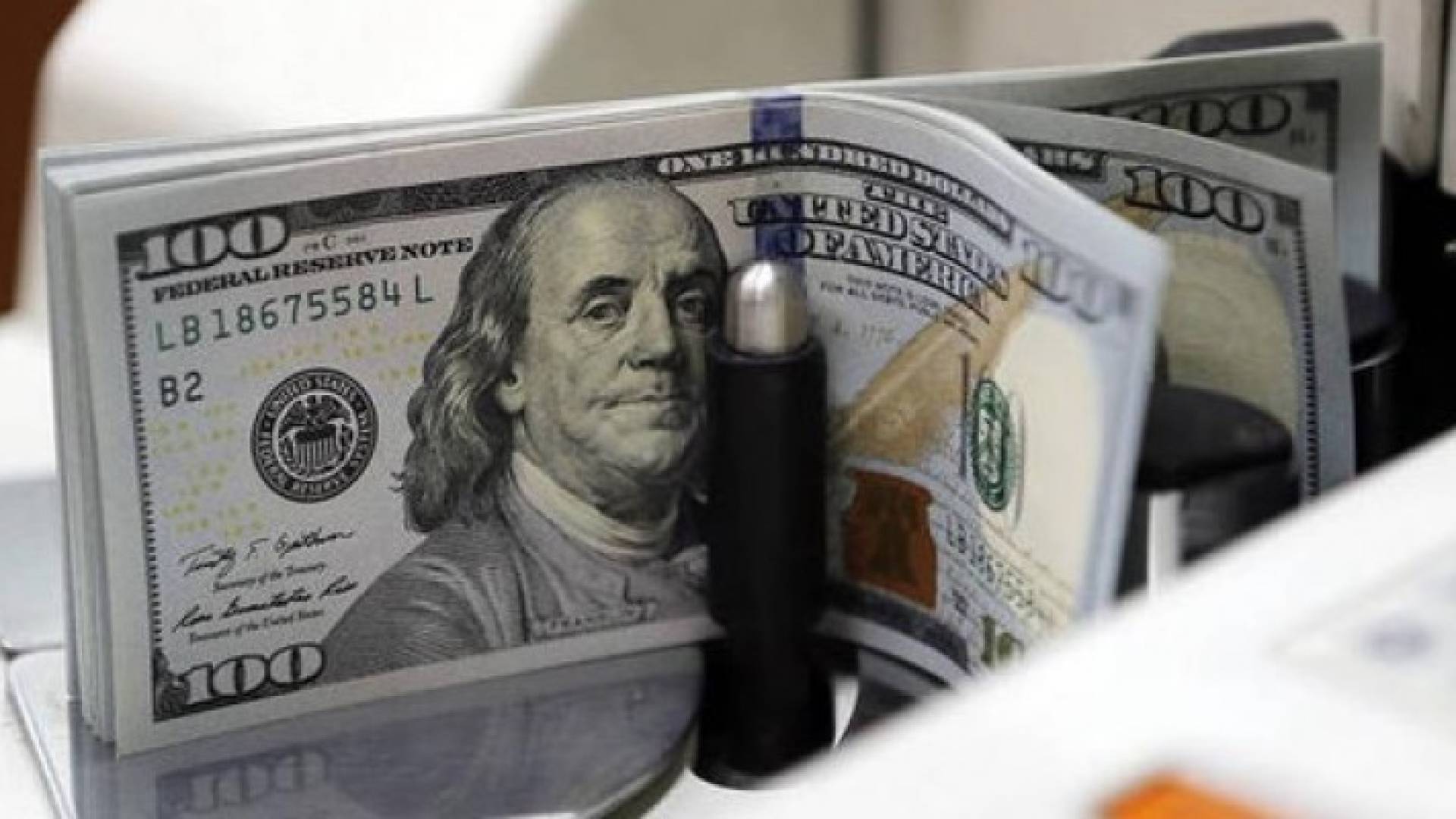 الدولار يبلغ أعلى مستوى في 7 أشهر بدعم مبيعات التجزئة