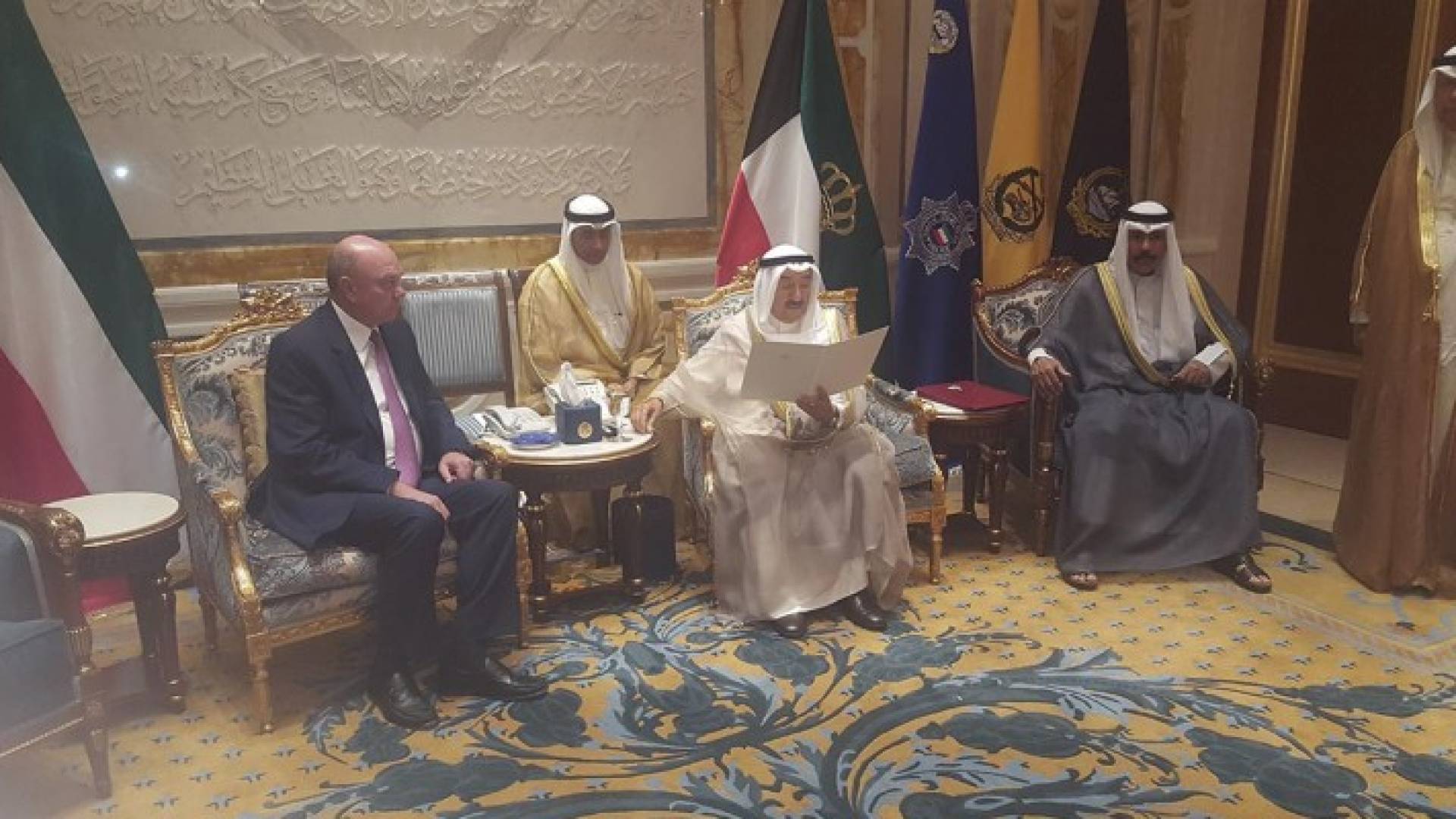 الفايز ينقل رسالة خطية من الملك إلى امير الكويت