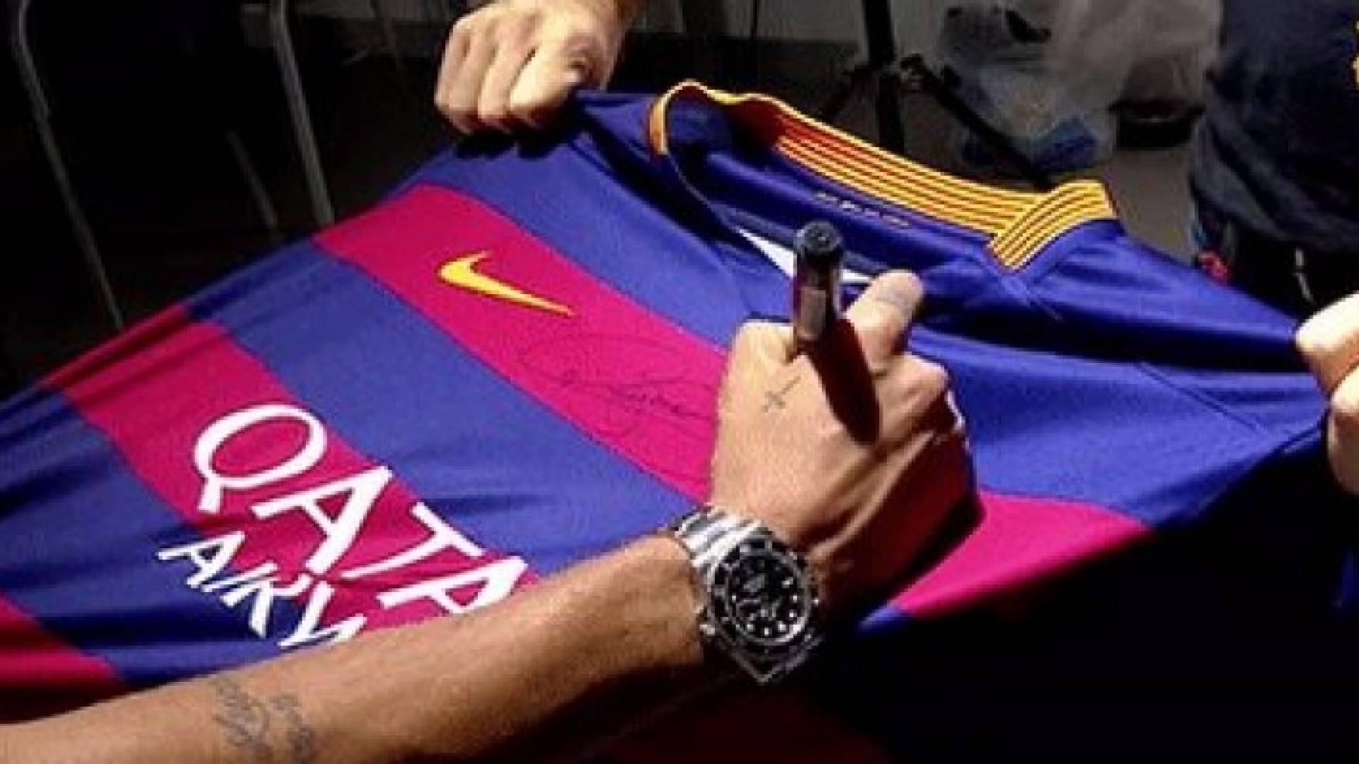 برشلونة يعلن توقيع نيمار على عقد جديد