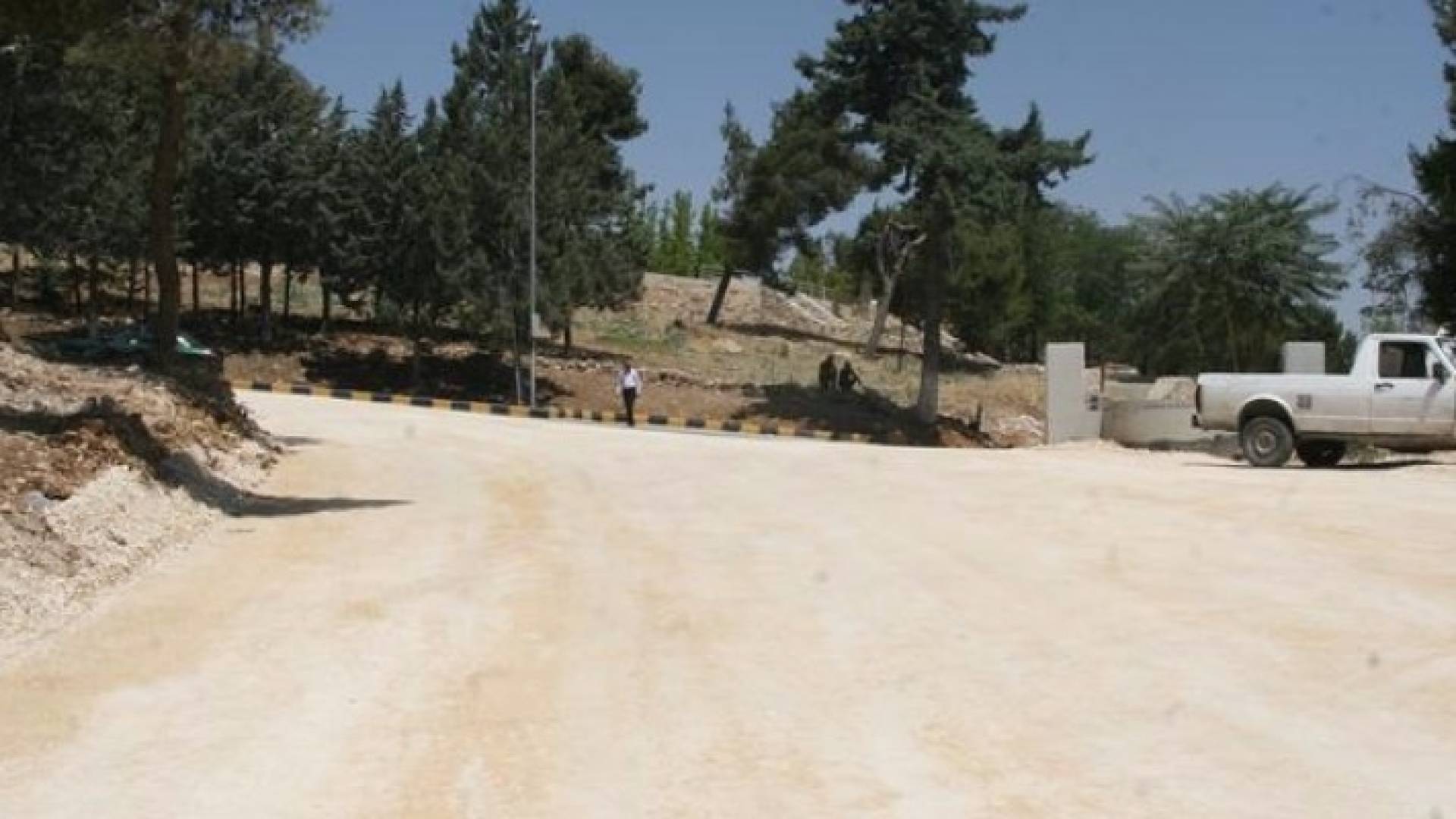 مدخل مدينة الحسين الطبية 