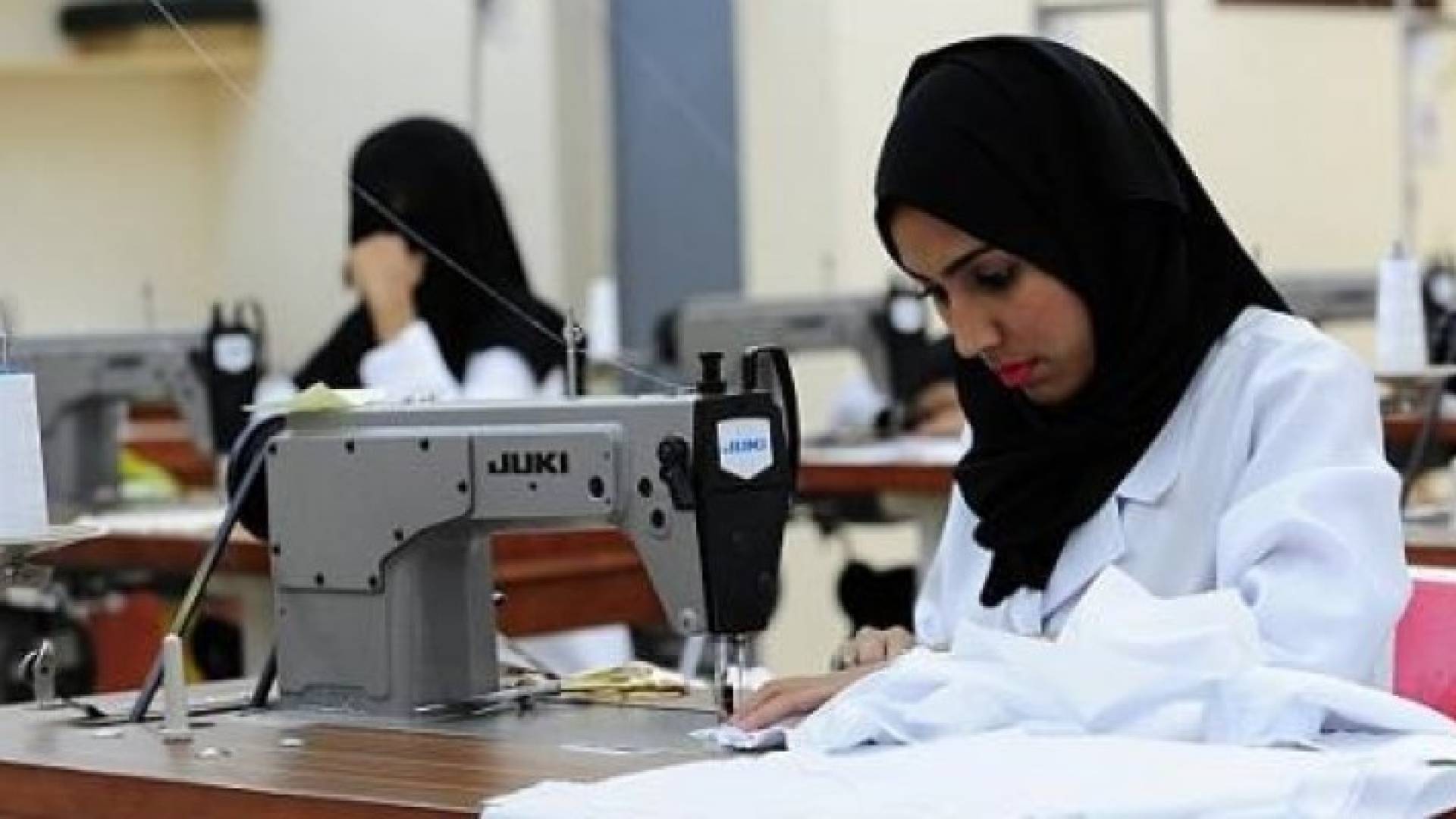 سيدة عاملة في احد المصانع - أرشيفية