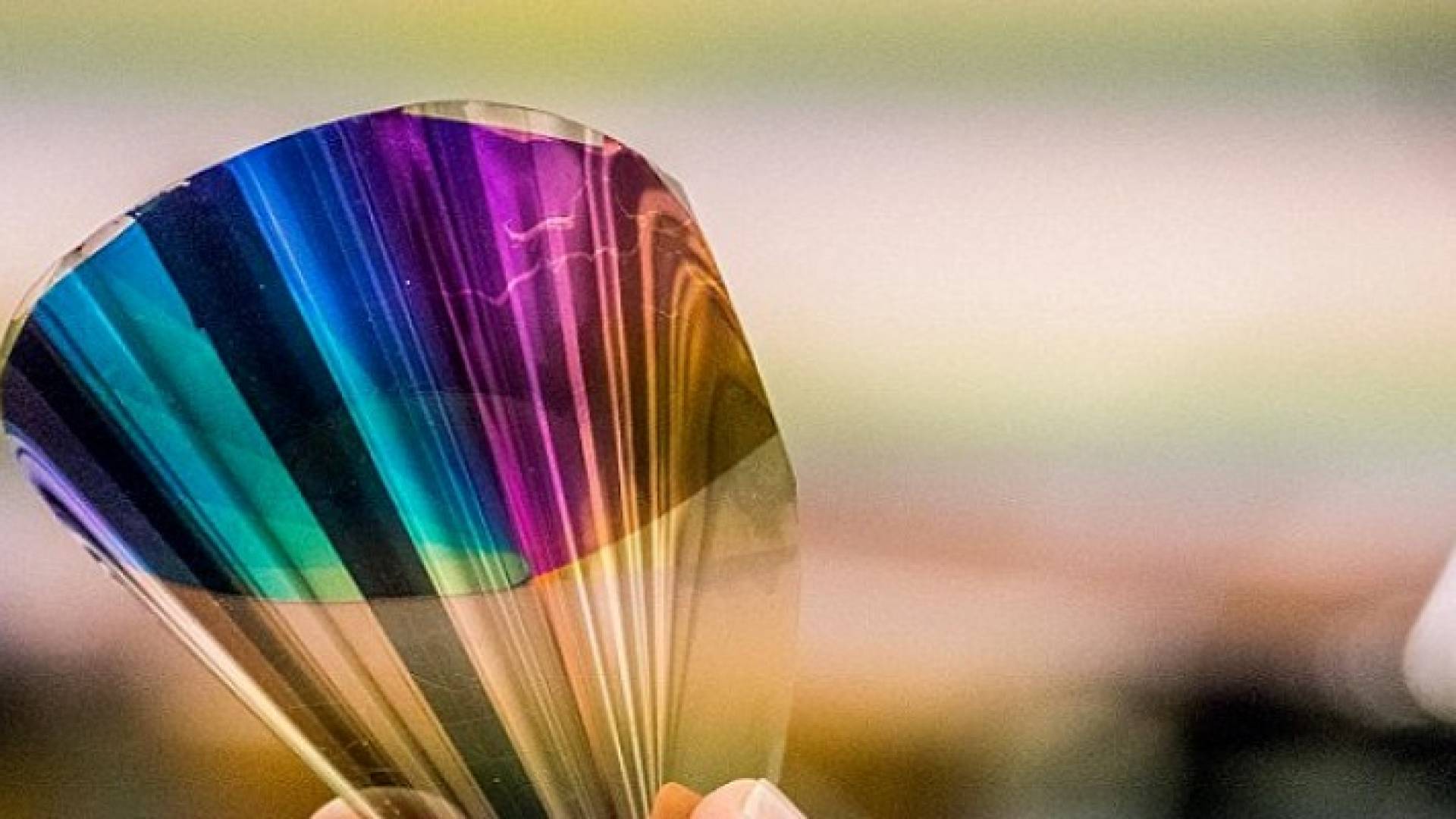 شاشات وهواتف المستقبل بنحافة الورق