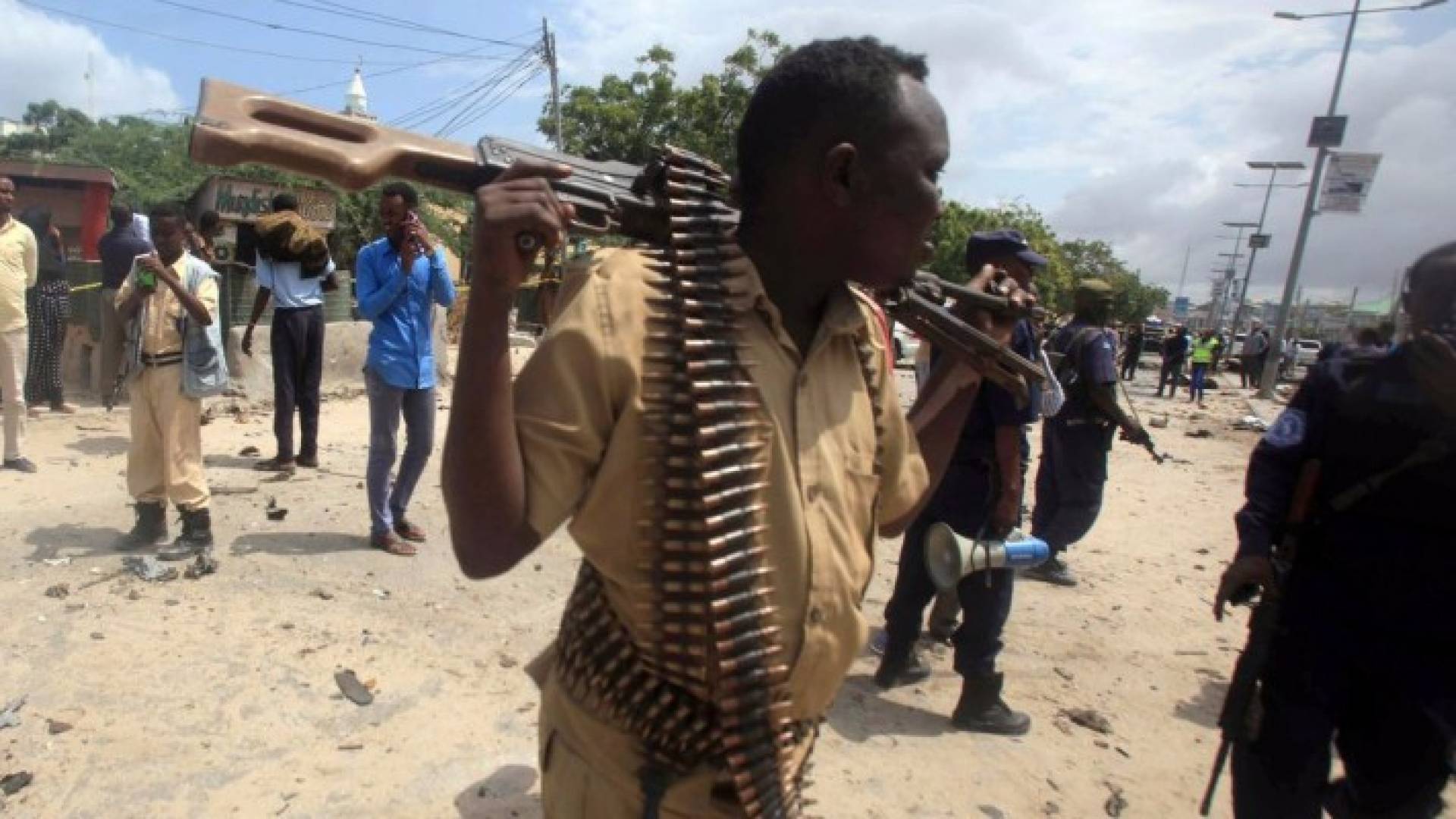 شرطي صومالي في موقع انفجار في العاصمة مقديشو - أرشيف