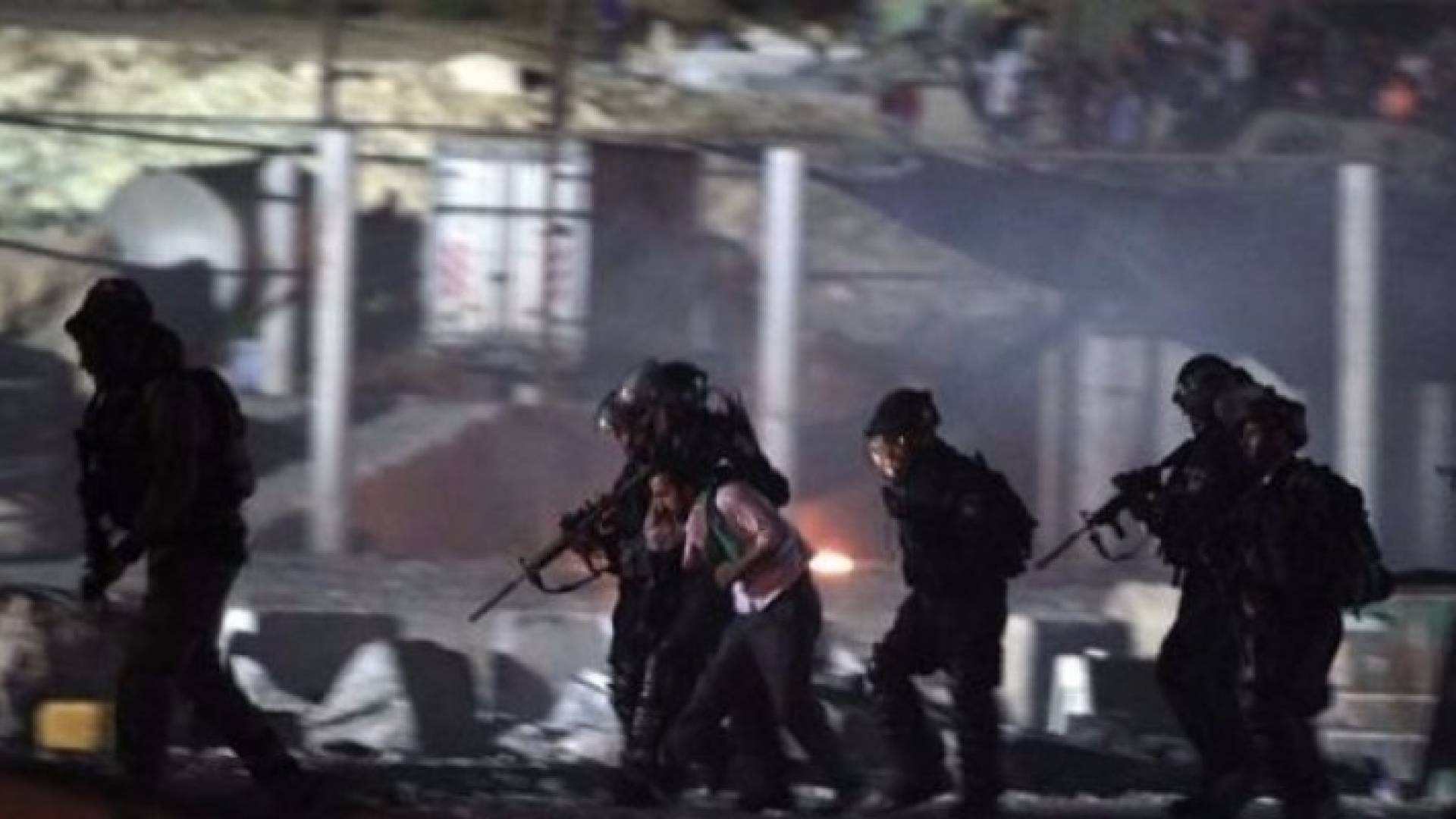 عناصر من الاحتلال يعتقلون فلسطينا - ارشيفية 