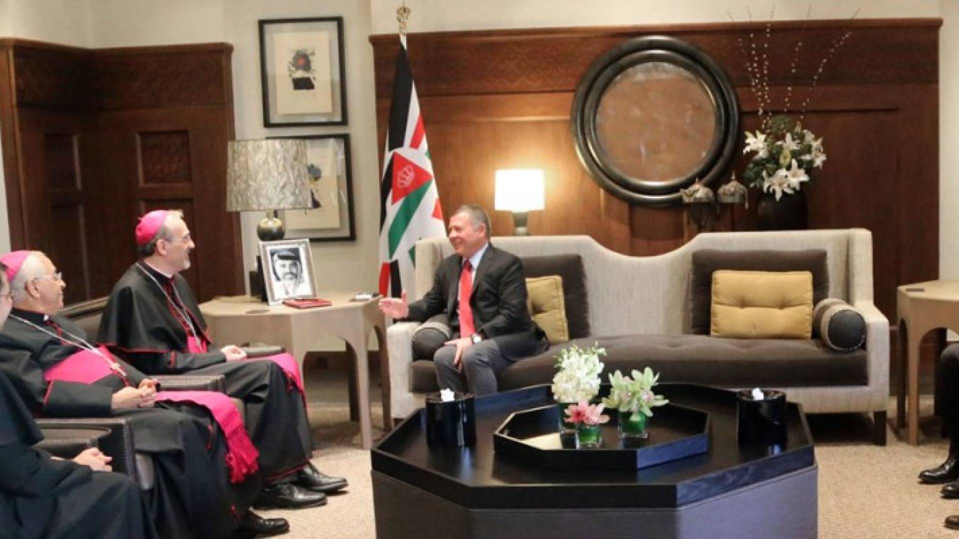 الملك يستقبل المدبر الرسولي للبطريركية اللاتينية في قصر الحسينية