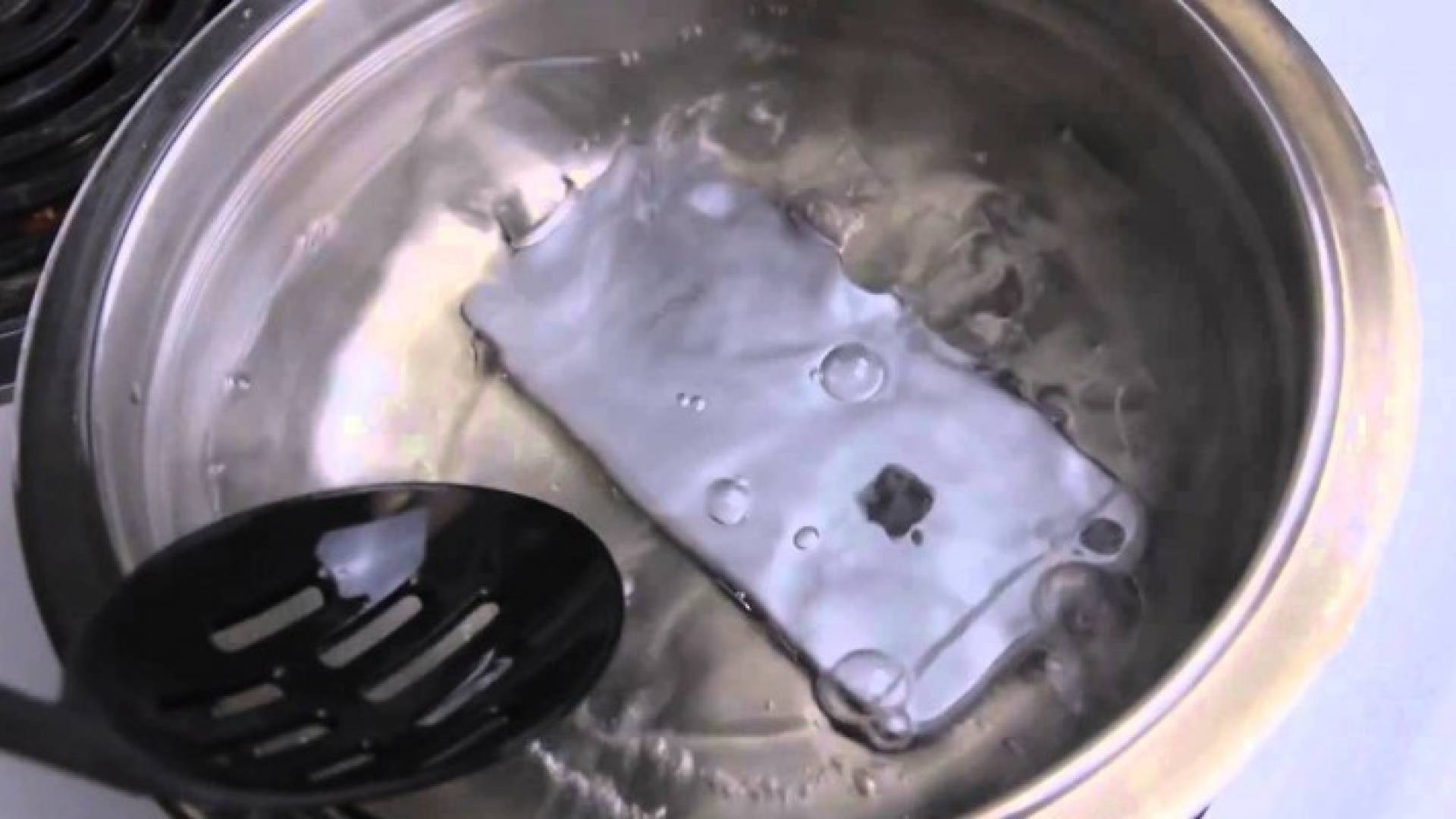 ابتكرت إحدى الشركات وعاء لغلي الماء يمكنه شحن الهاتف