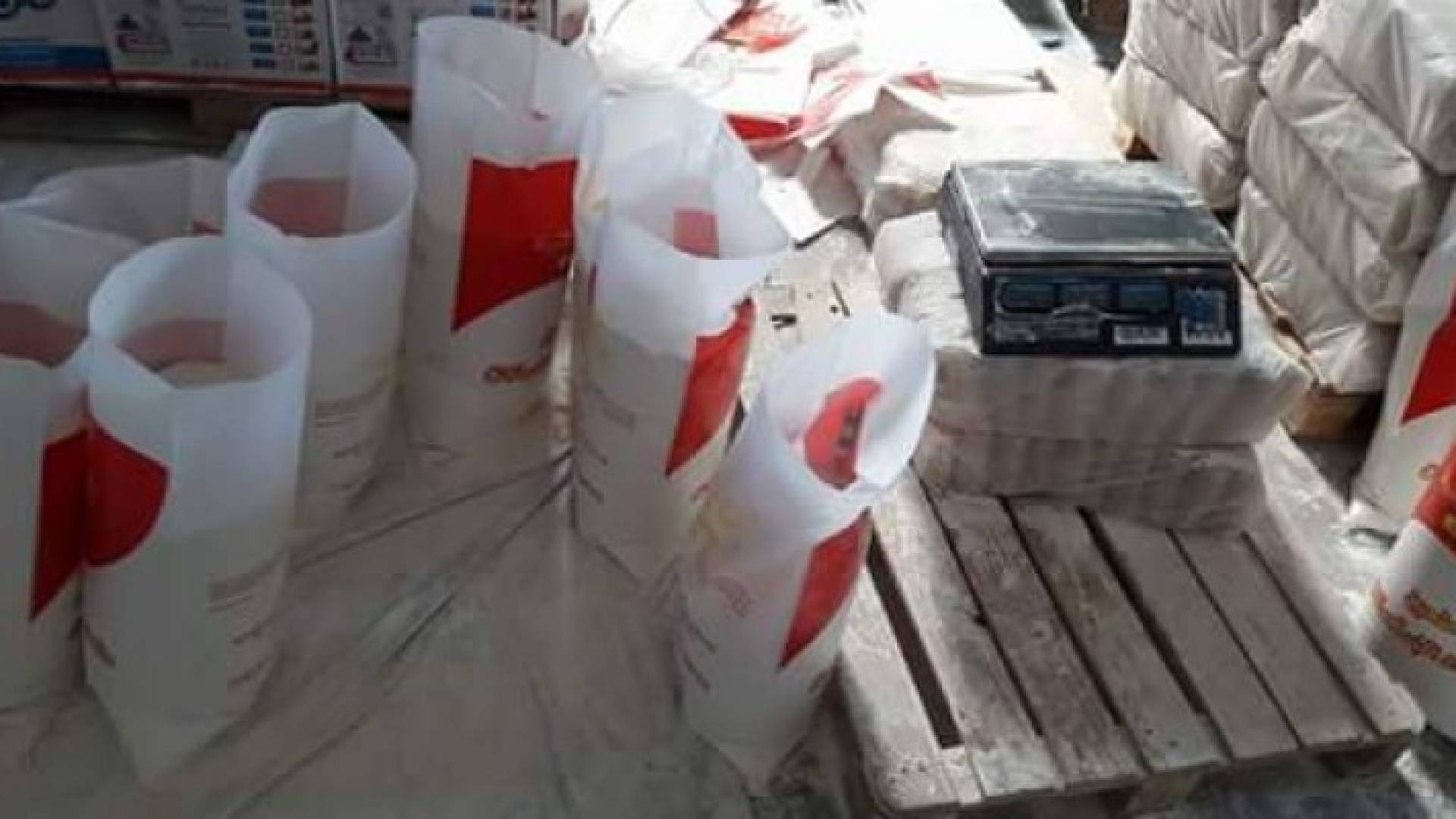 جانب من المواد التي ضبطت داخل المستودع 