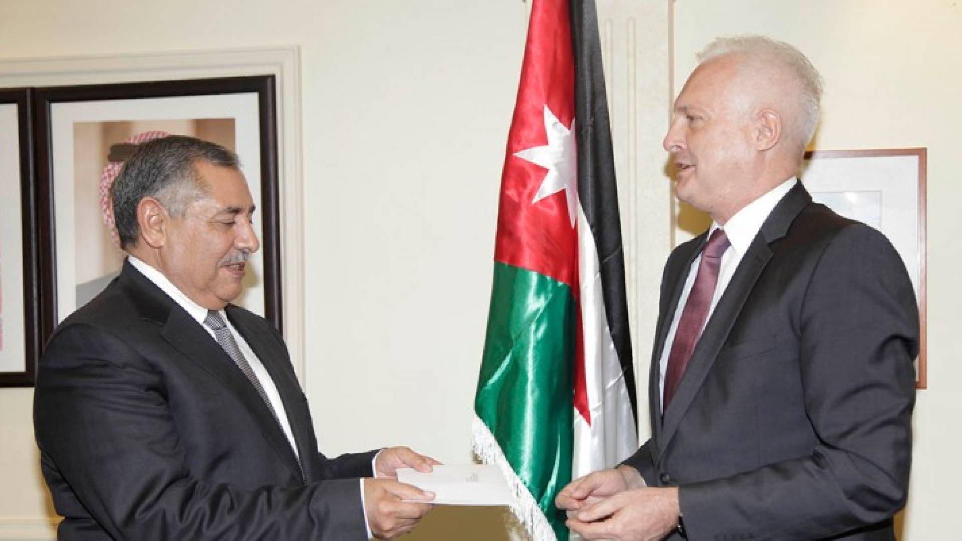 امين عام الخارجية اثناء تسلم اوراق الاعتماد 