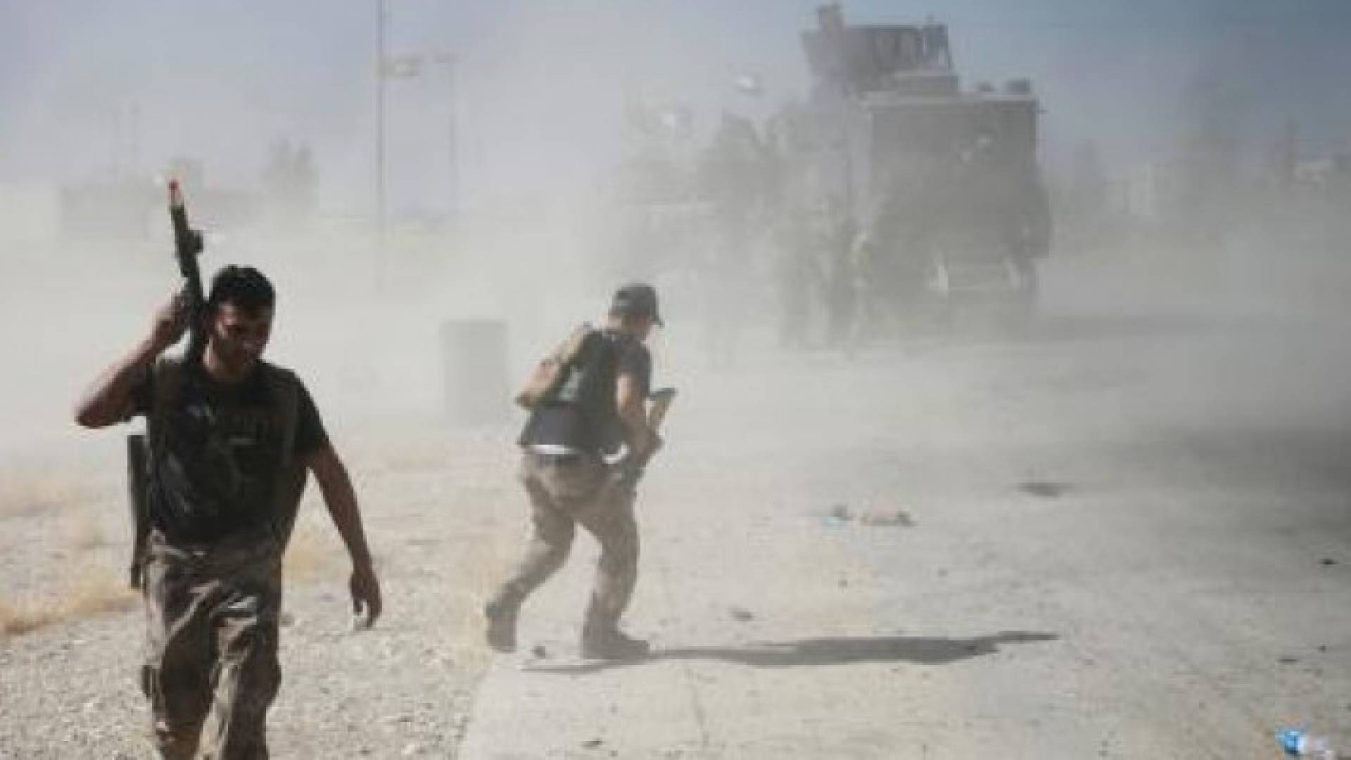 جنود القوات الخاصة العراقية يحتمون اثناء اشتباكات مع مسلحي عصابة داعش الارهابية