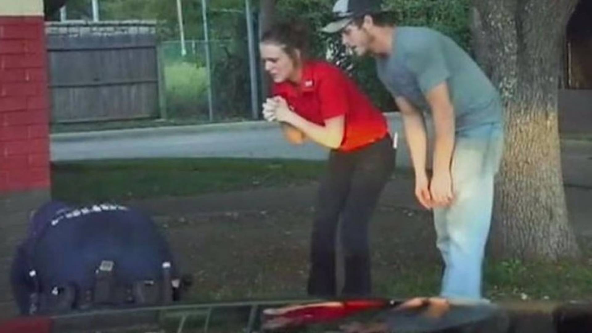 جانب من عملية انقاذ الطفل