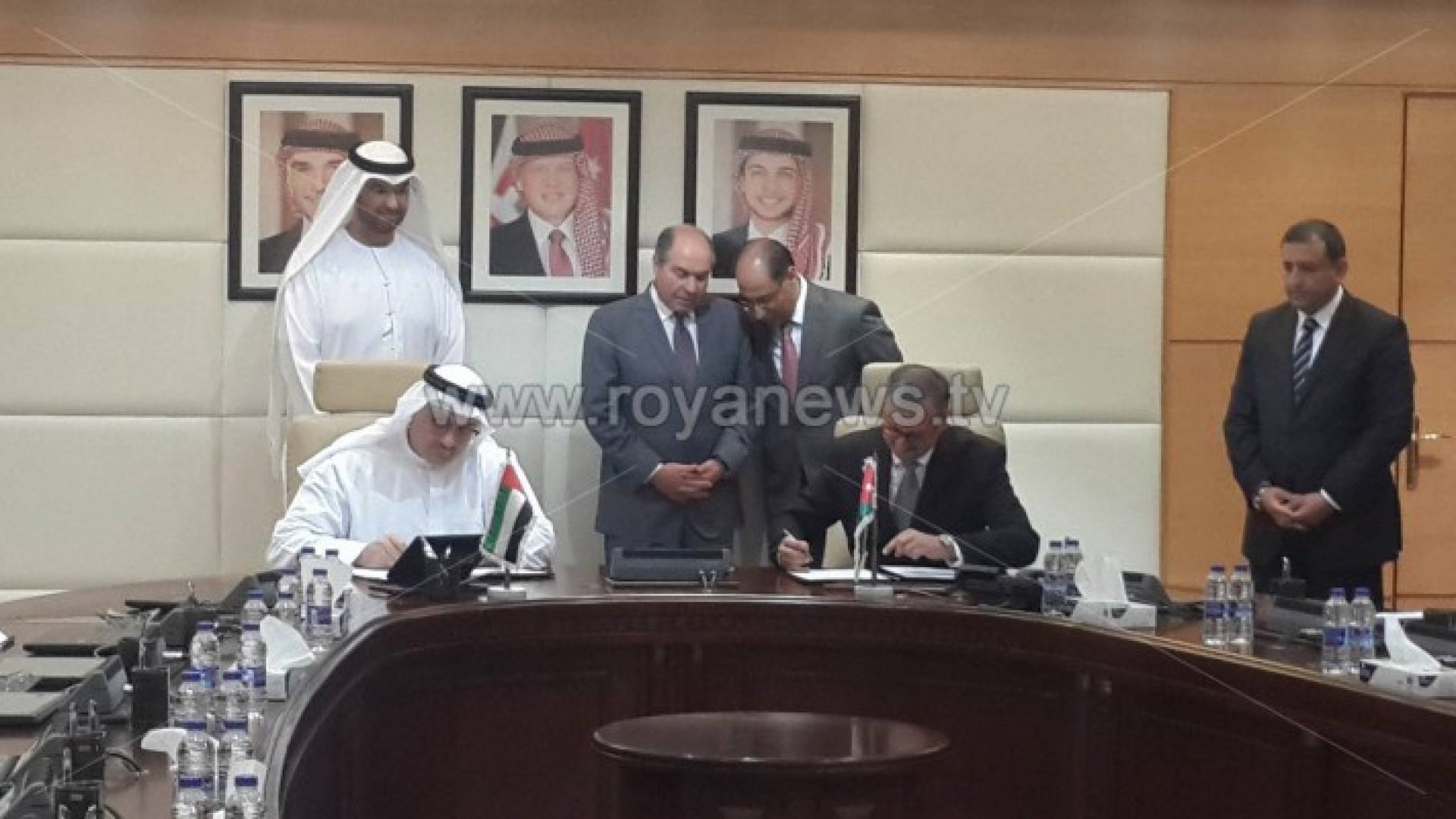 جانب من توقيع الاتفاقية 