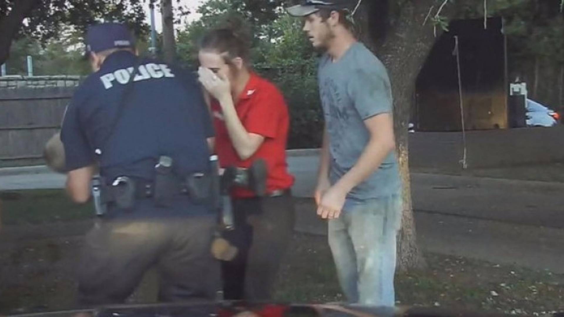 بالفيديو: 'دقيقة واحدة' أنقذت طفلا من الموت