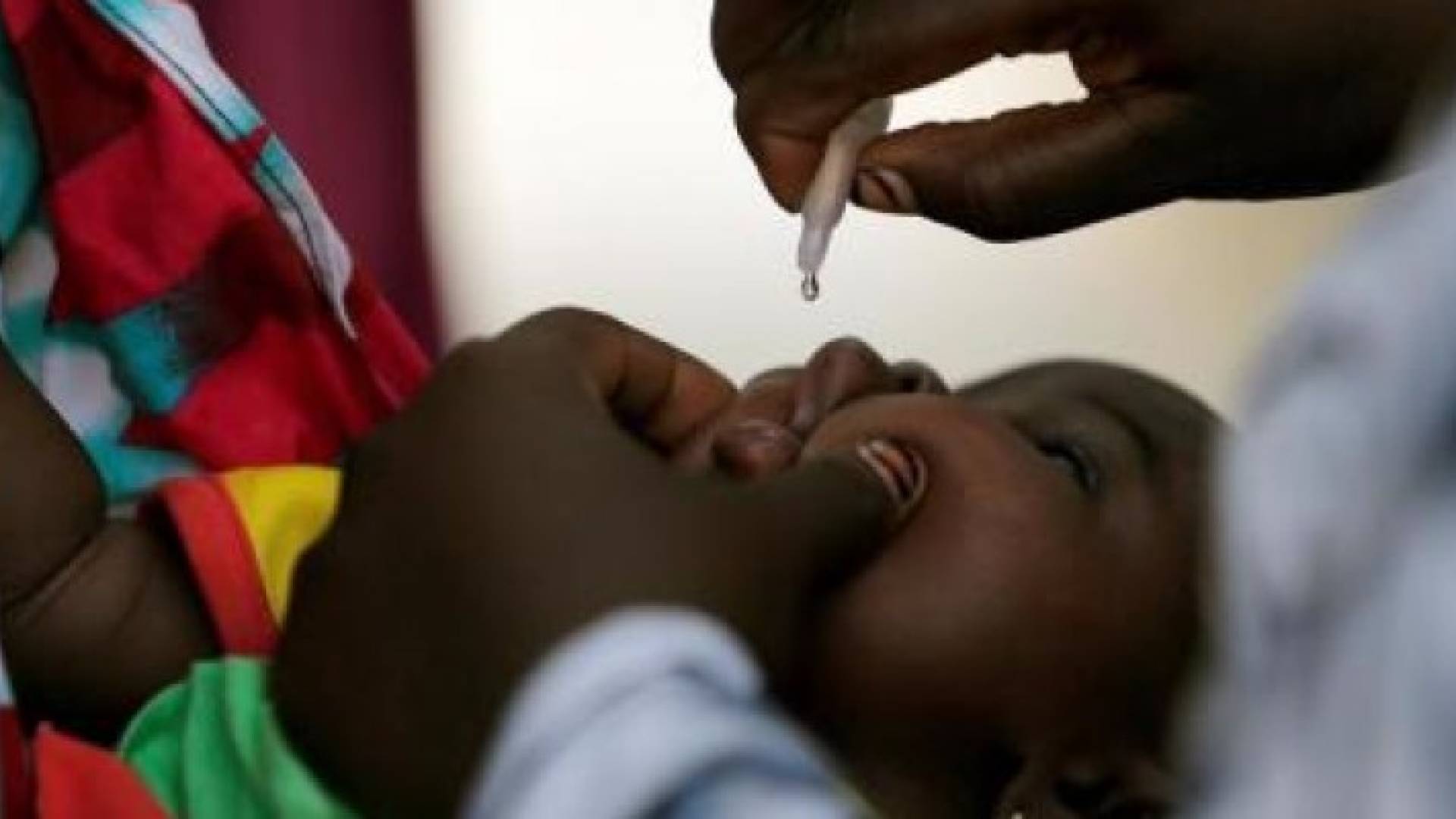 طفل يحصل على جرعة من لقاح شلل الاطفال