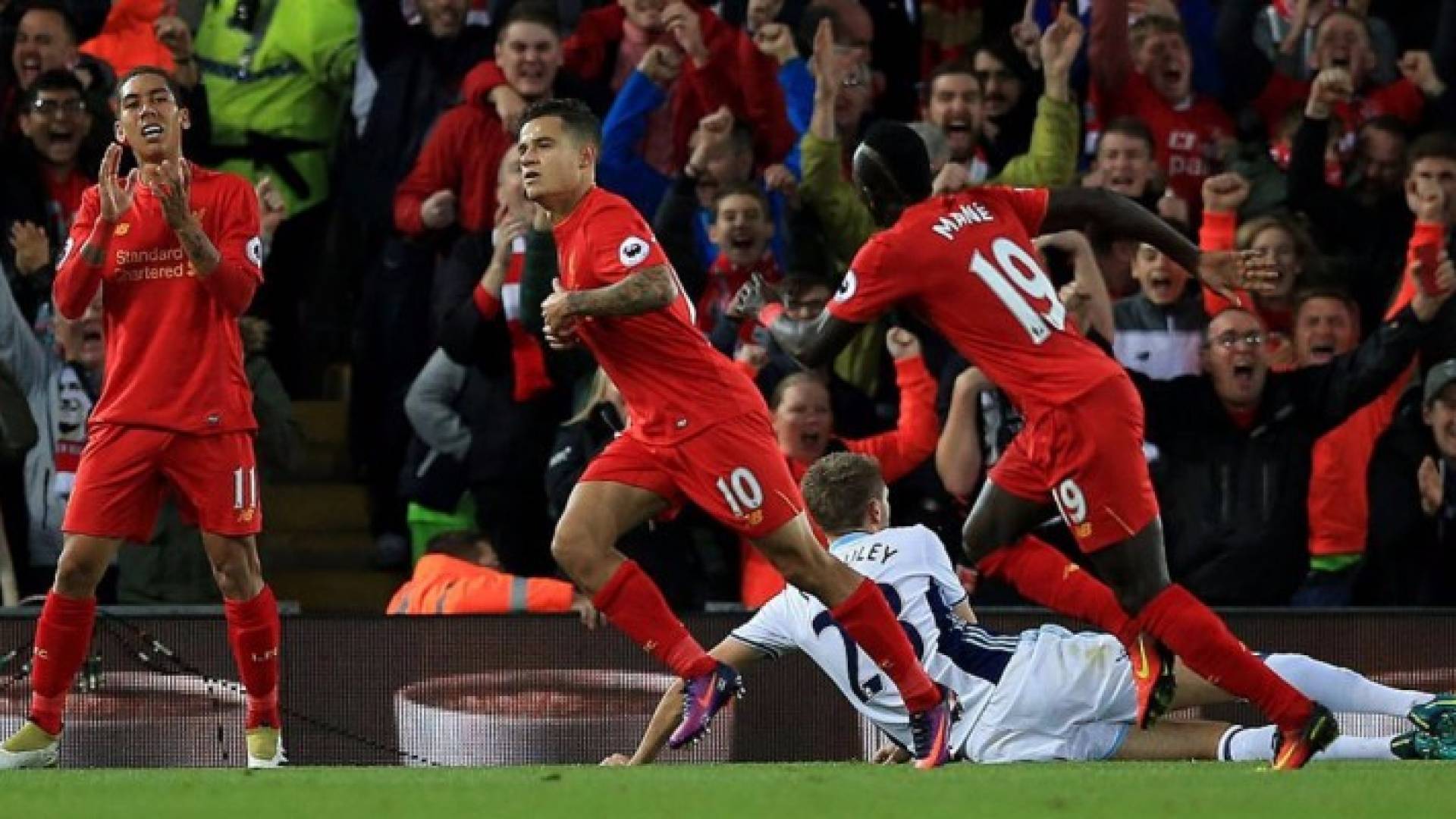 لاعبو ليفربول يحتلفون بستجيل هدف في مرمى وست بورميتش البيون