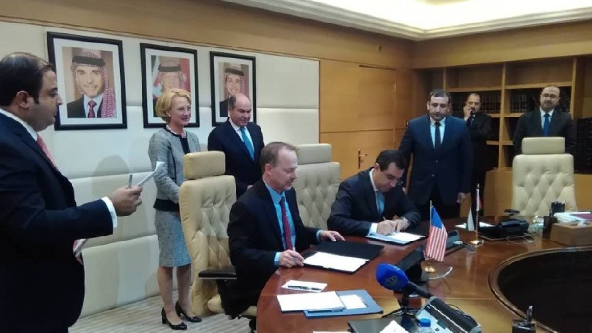 جانب من التوقيع