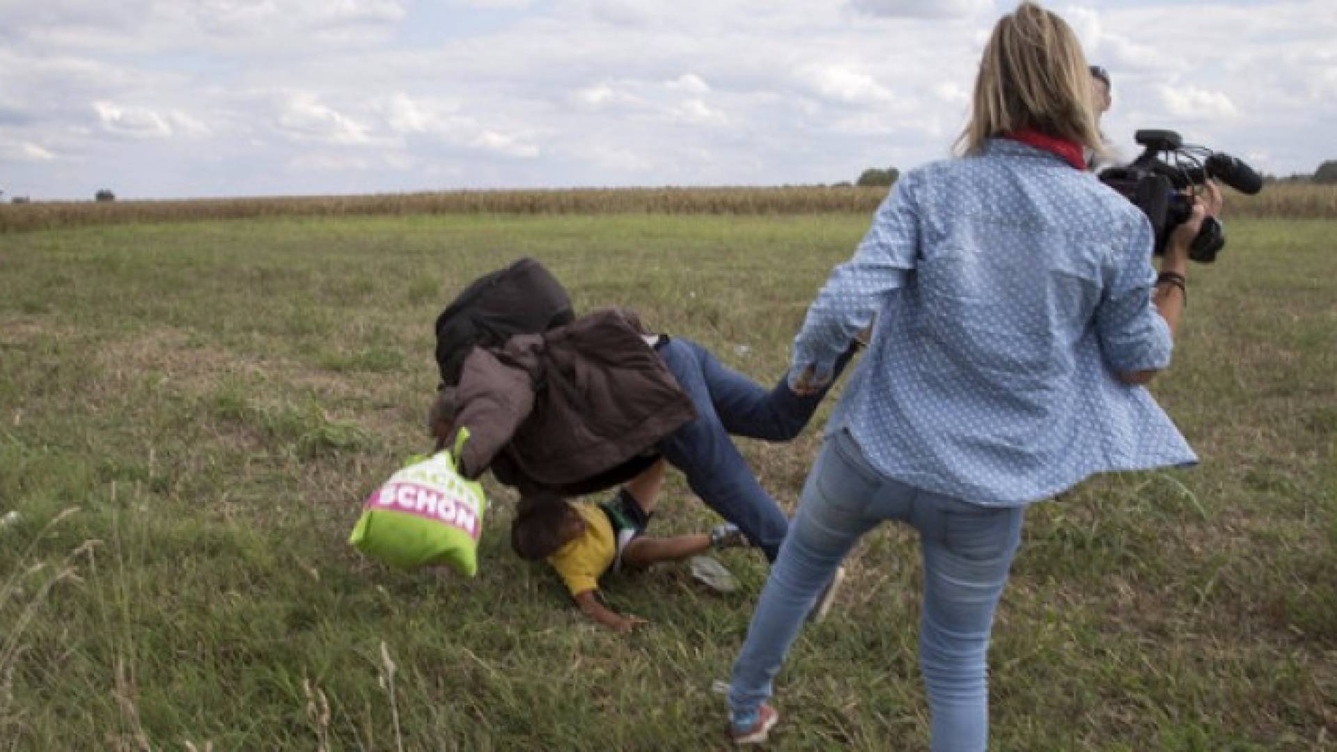 معرقلة اللاجئين الهنغارية تفوز بجائزة صحفية مهمة 