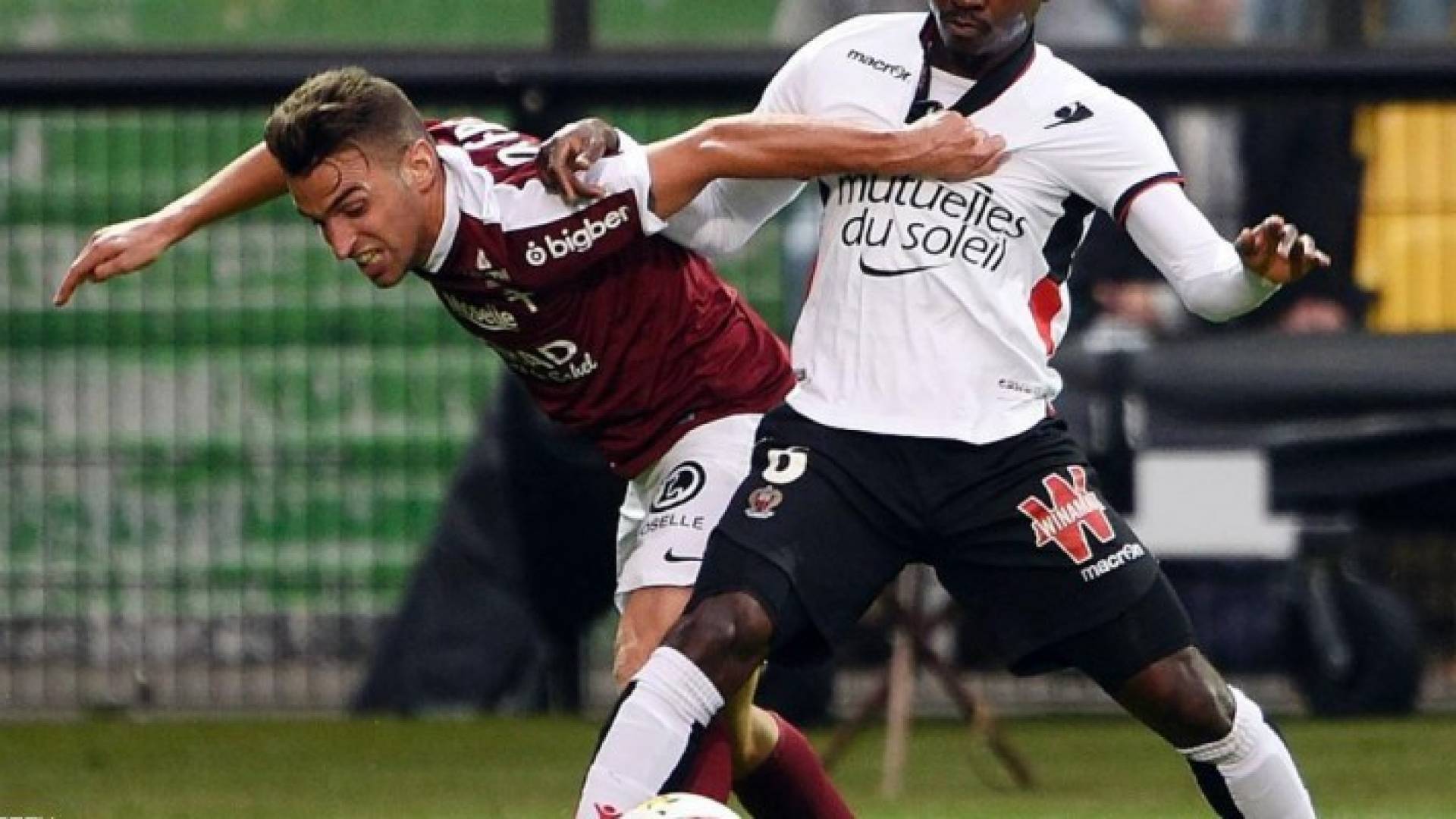 صراع على الكرة بين لاعبي نيس ومتز في الدوري الفرنسي