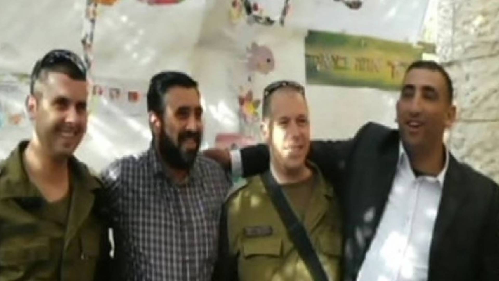 الفلسطينيون الأربعة في صور ة نشرها المستوطنون بعد اشتراكهم في  مأدبة الطعام بالمستوطنة 