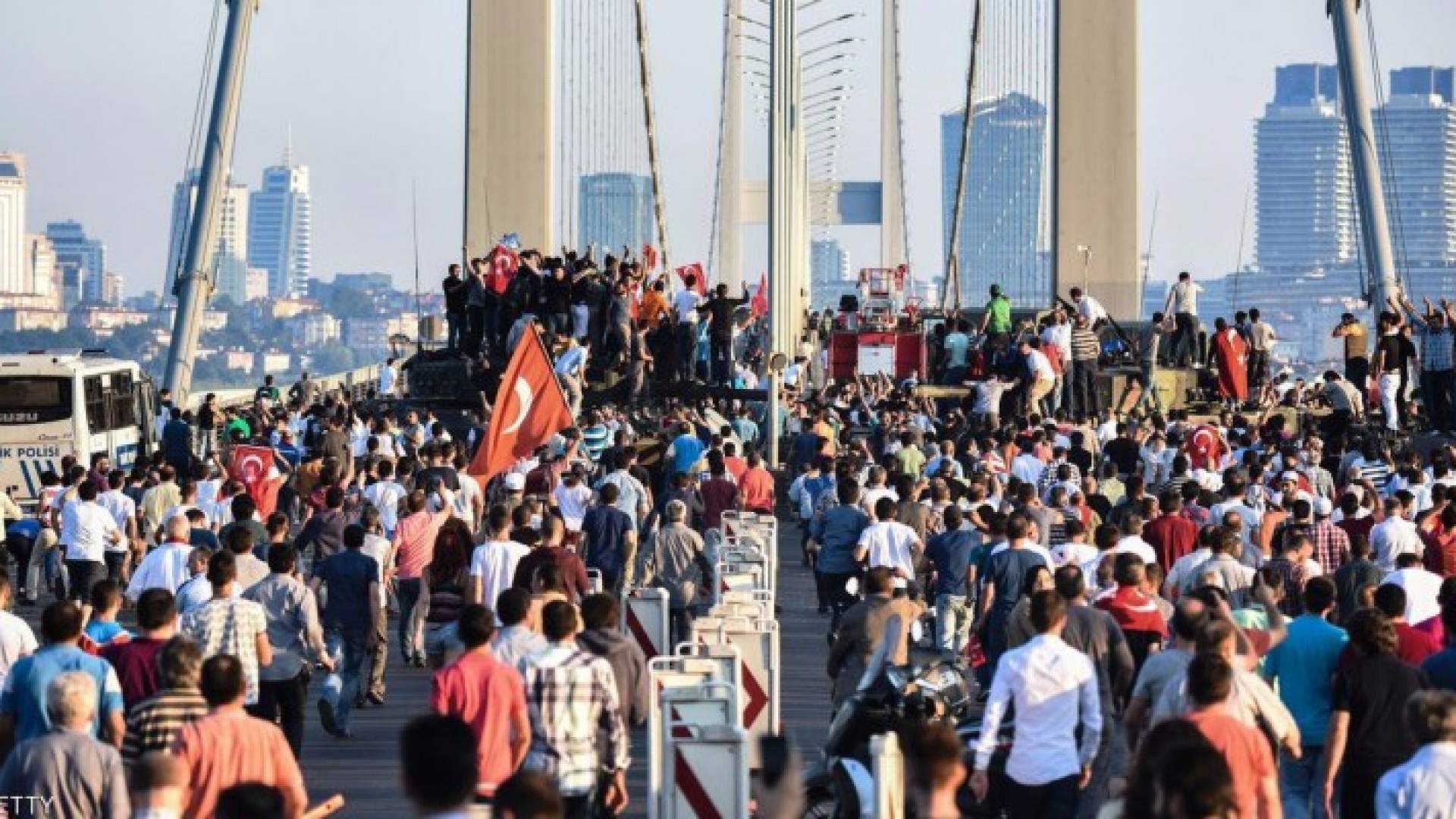 أتراك على جسر البوسفور بعد يوم من محاولة الانقلاب العسكري- أرشيفية