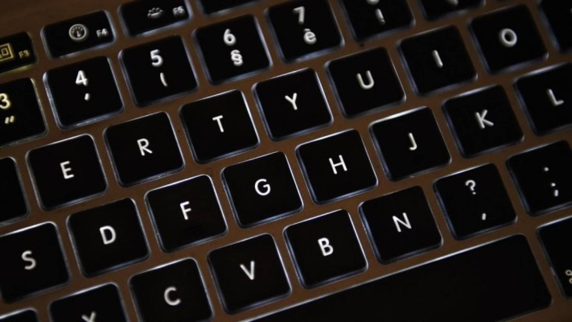  يتم إمداد النظم الذكية ببيانات القضايا كي تصدر الأحكام