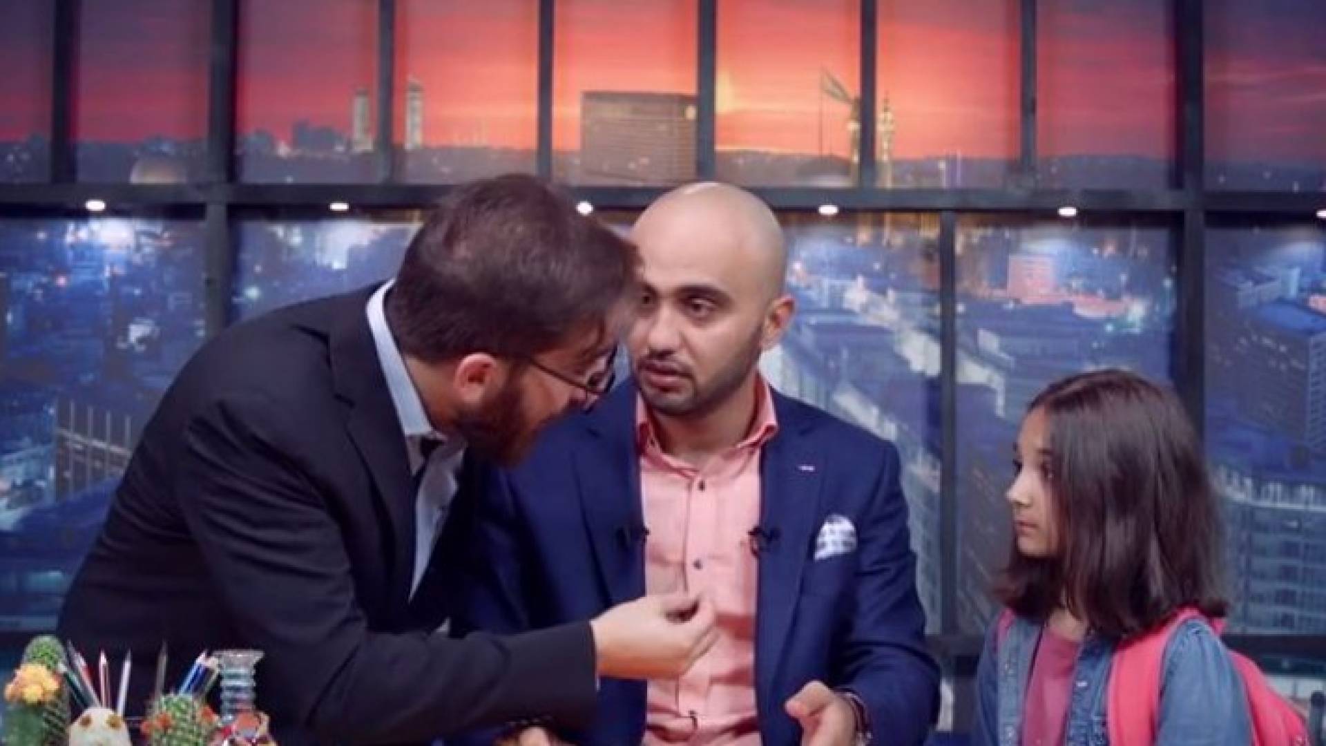تشويش الحلقة الثانية من الموسم الثامن