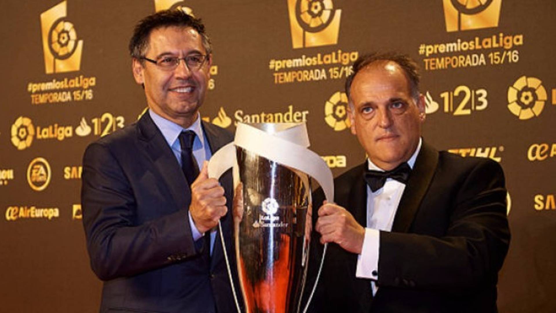 برشلونة وقطبا مدريد يتقاسمون جوائز الدوري الإسباني