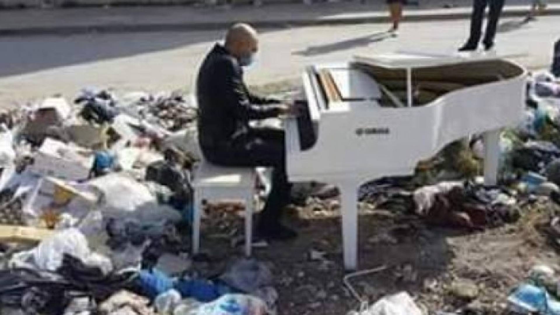 فنان تونسي يعزف مقطوعة موسيقية على البيانو بين أكوام القمامة