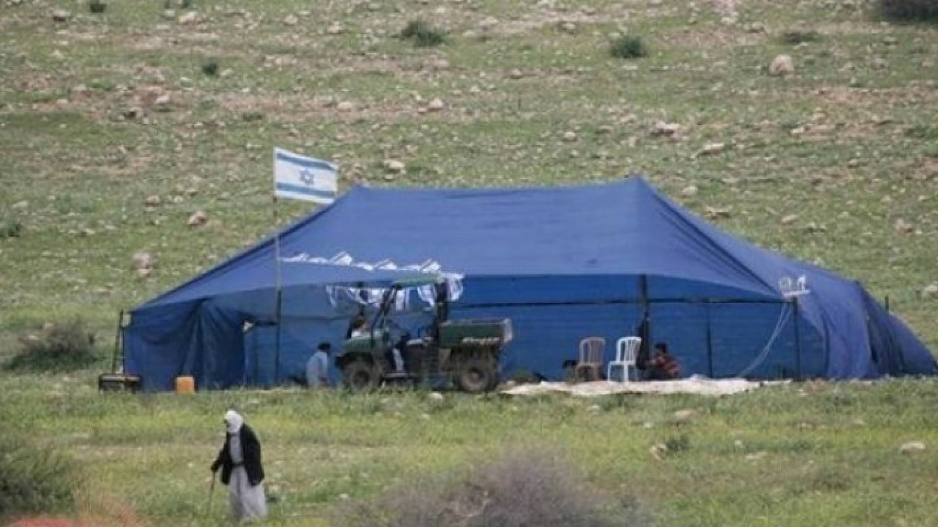 مستوطنون متطرفون ينصبون خياما - أرشيفية