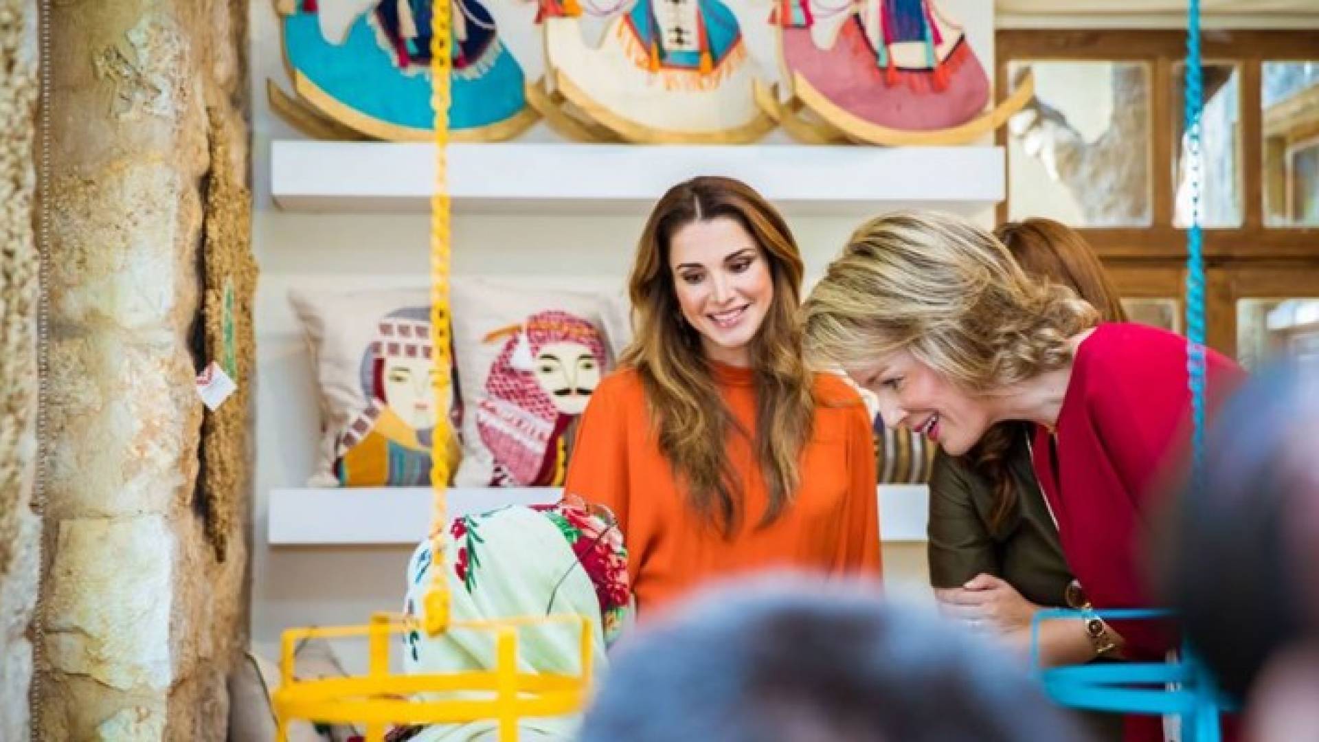 الملكة رانيا العبدالله تصطحب ملكة بلجيكا ماتيلد في جولة بصالة عرض مؤسسة نهر الأردن