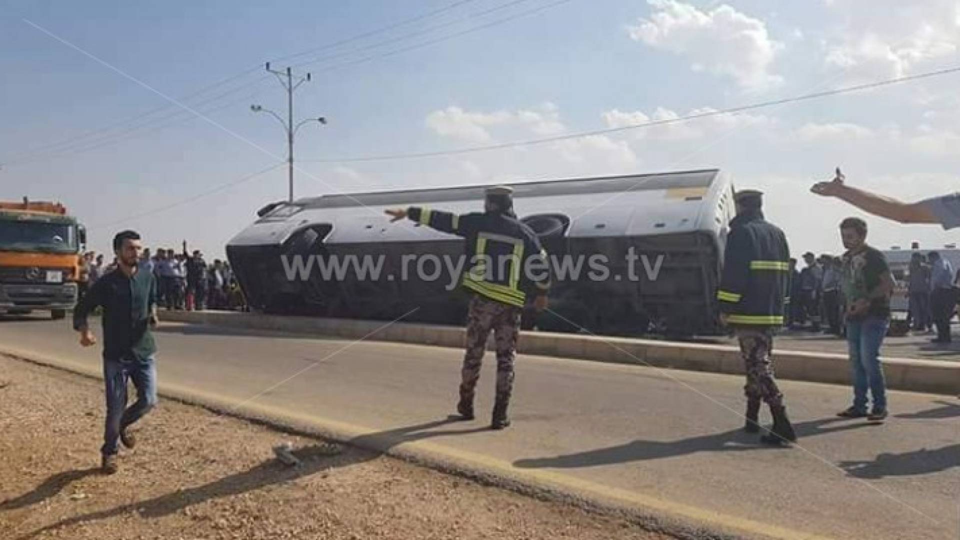 انقلاب حافلة في شارع البترا 