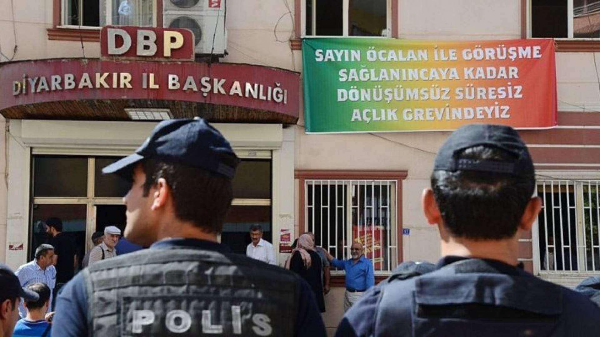 عناصر شرطة أمام مقر حزب الشعوب المعارض في ديار بكر - ارشيفية