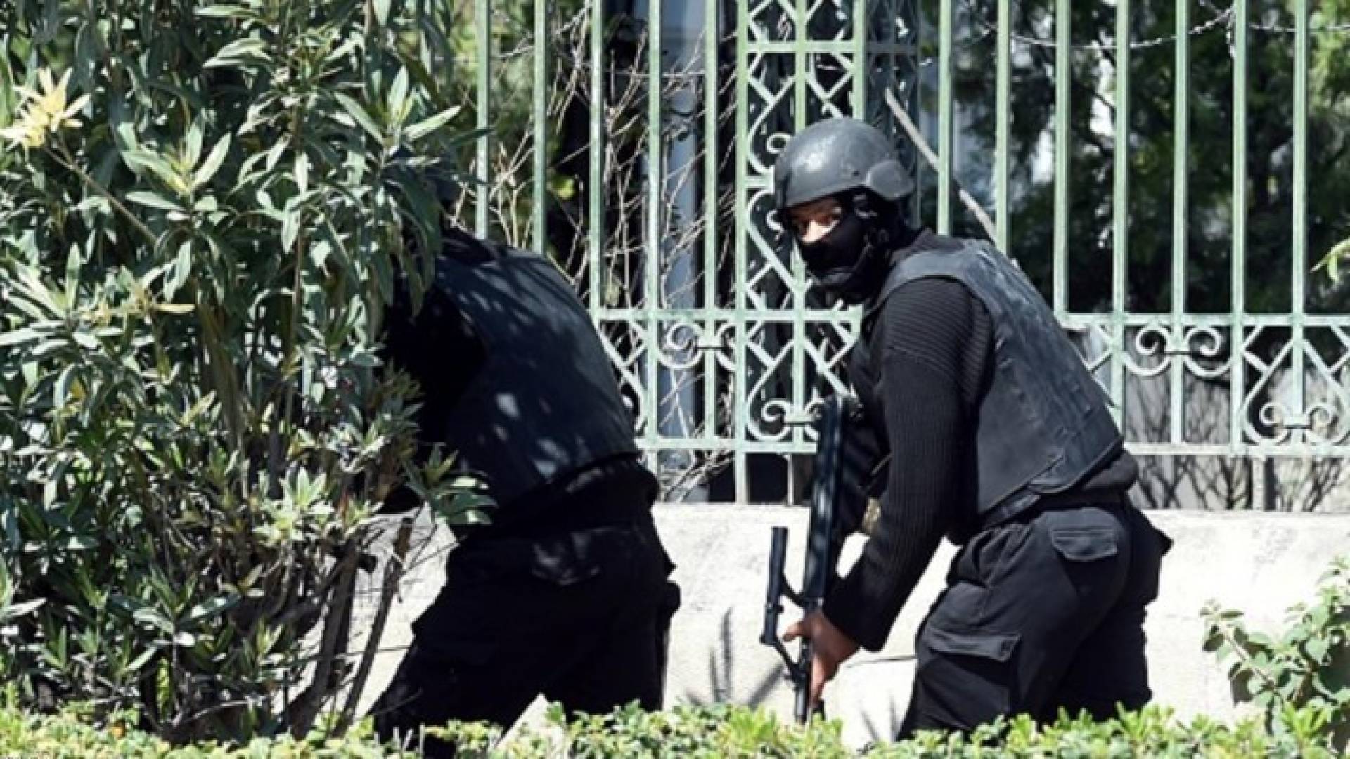  عناصر من الشرطة التونسية أثناء الهجوم على متحف باردو بالعاصمة التونسية