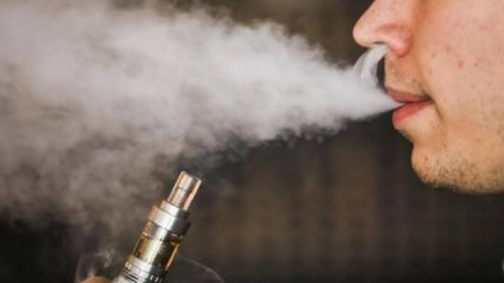 رجل يدخن سيجارة الكترونية - أرشيفية