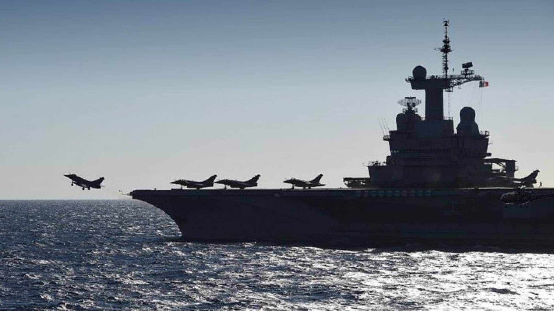  مقاتلات رافال الفرنسية تقلع من على متن حاملة الطائرات شارل ديغول