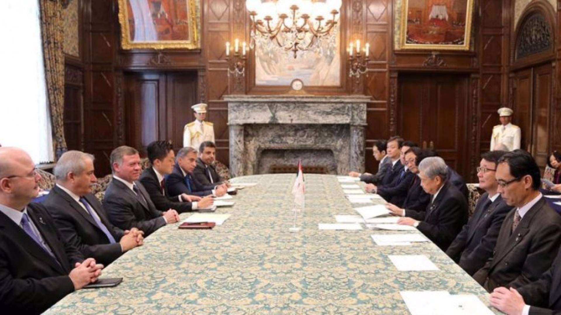 جلالة الملك أثناء لقاءه قيادات مجلسي النواب والشيوخ في البرلمان الياباني