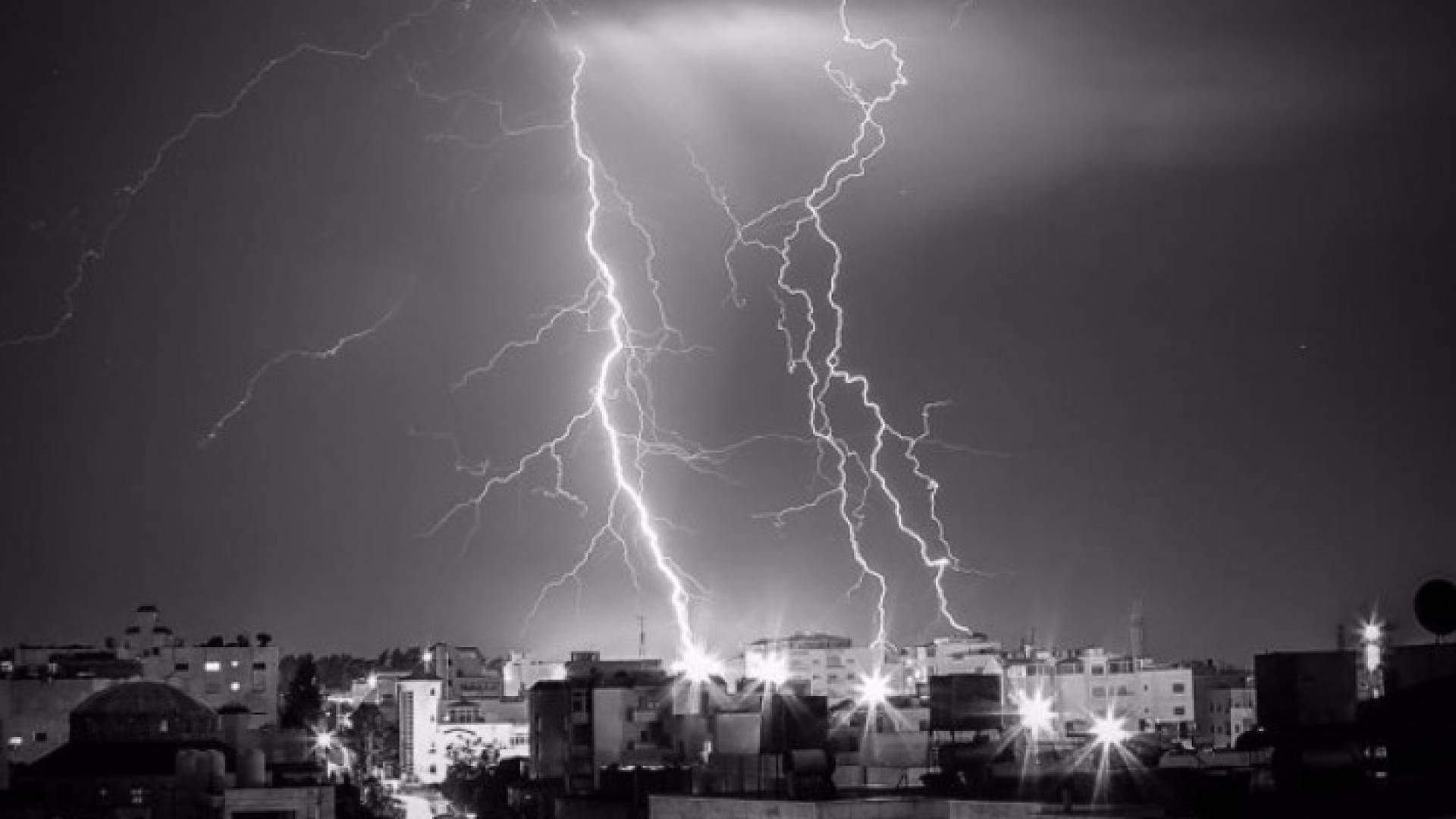 عاصفة رعدية ضربت مدينة مأدبا خريف 2015 كما شوهدت من العاصمة عمان