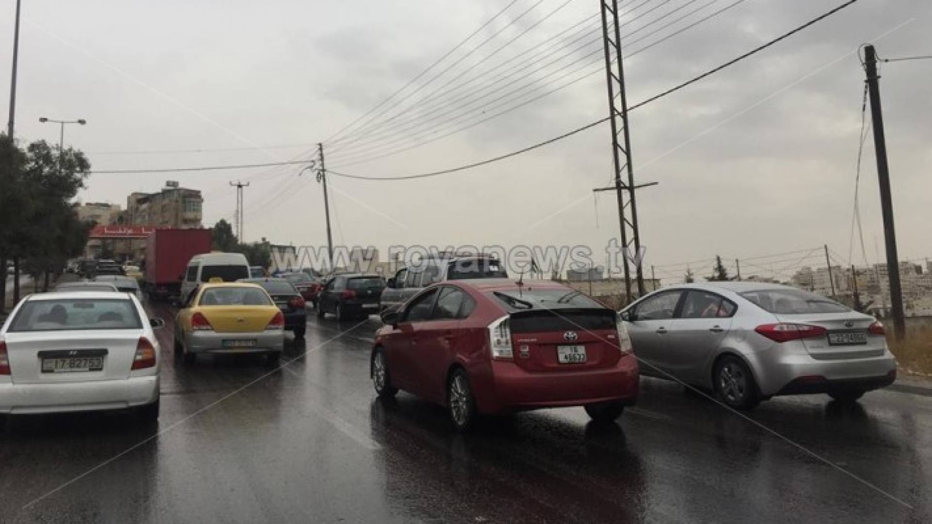 بدء تساقط الأمطار في العاصمة عمان مساء الخميس