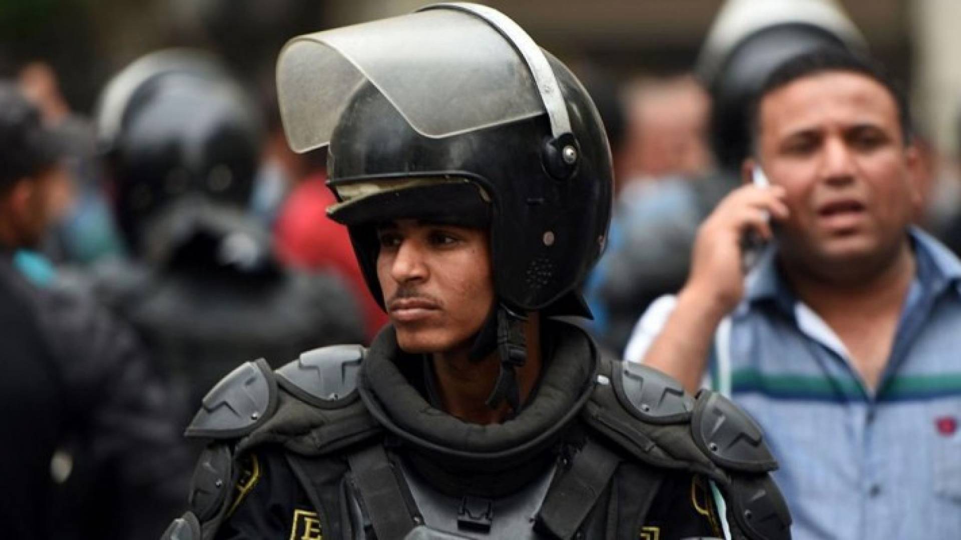  أحد أفراد قوات مكافحة الشغب أمام نقابة الصحفيين في القاهرة - أرشيف