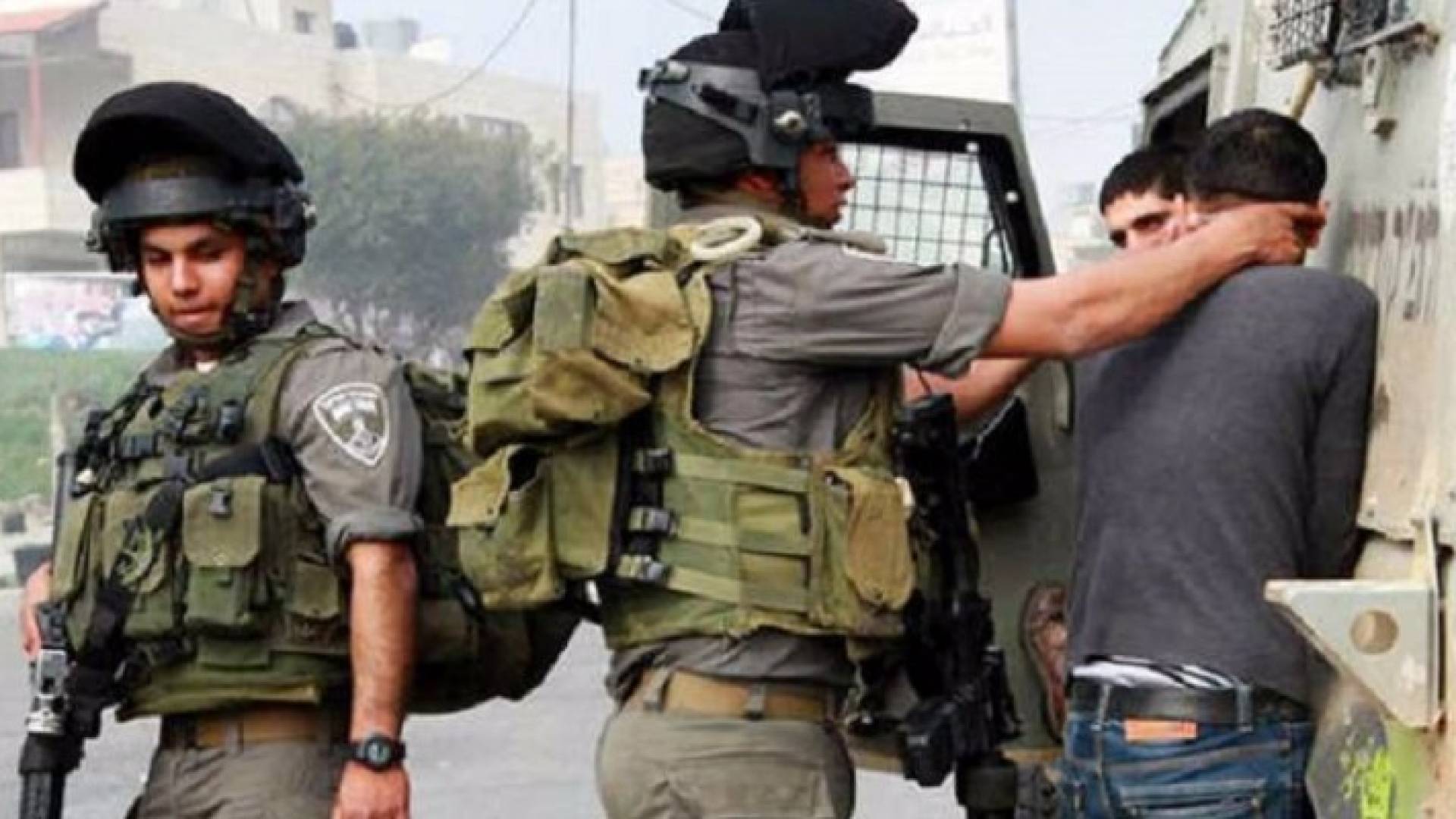 عناصر من شرطة الاحتلال تعتقل فلسطينيا 