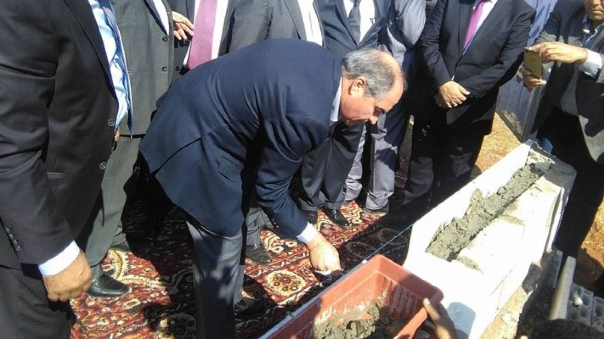 الملقي خلال وضعه لحجر الاساس في جرش 