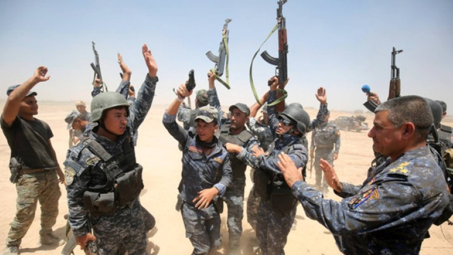 عناصر من الحشد وجنود عراقيون - أرشيفية