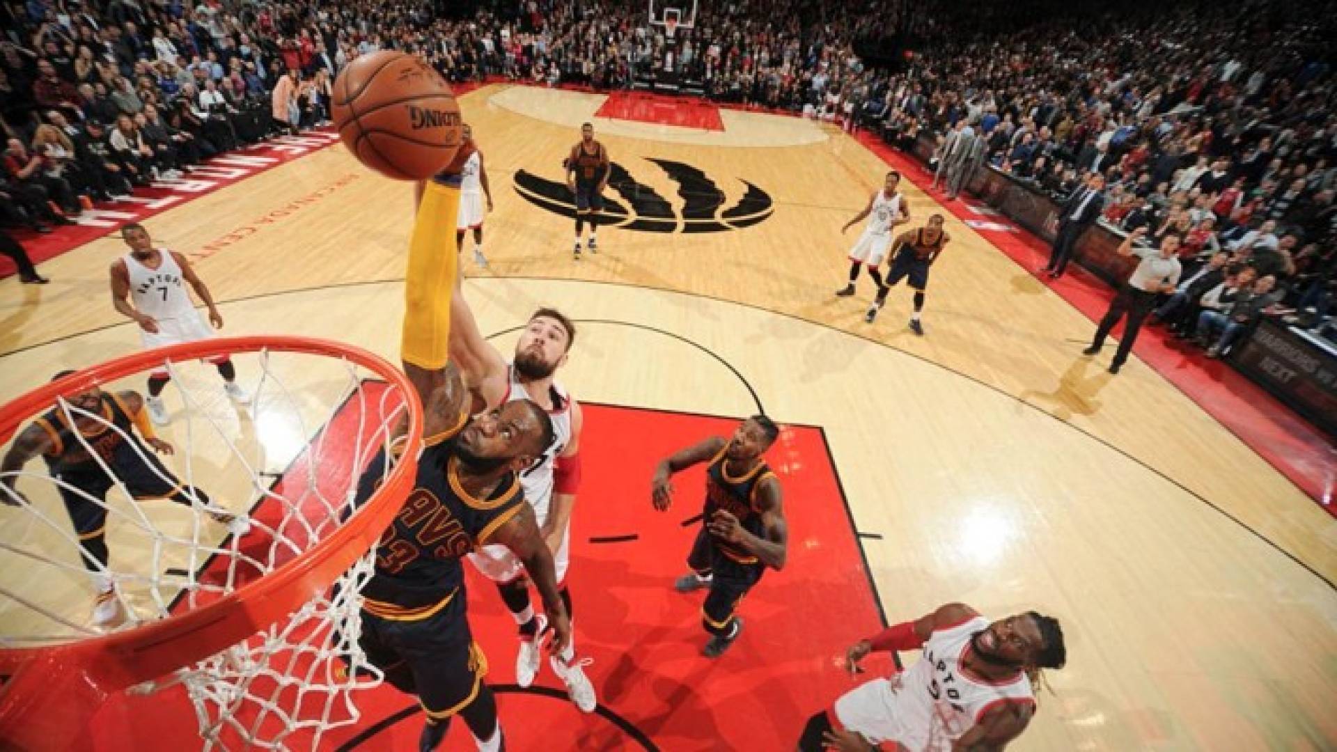 "الملك جيمس" تألق بنهاية المباراة