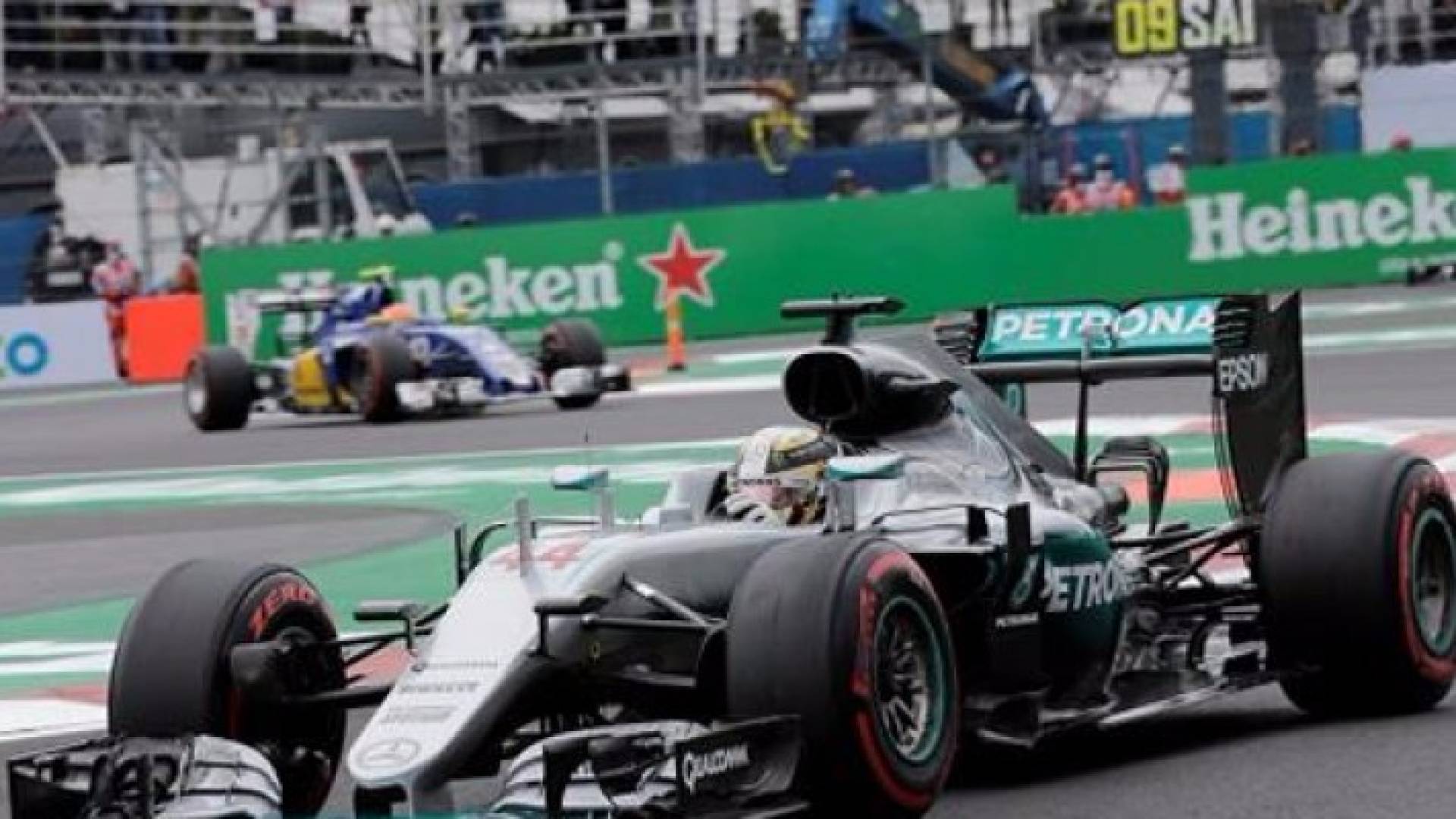 المتاسبق هاميلتون ينطلق من المركز الأول في سباق فورمولا