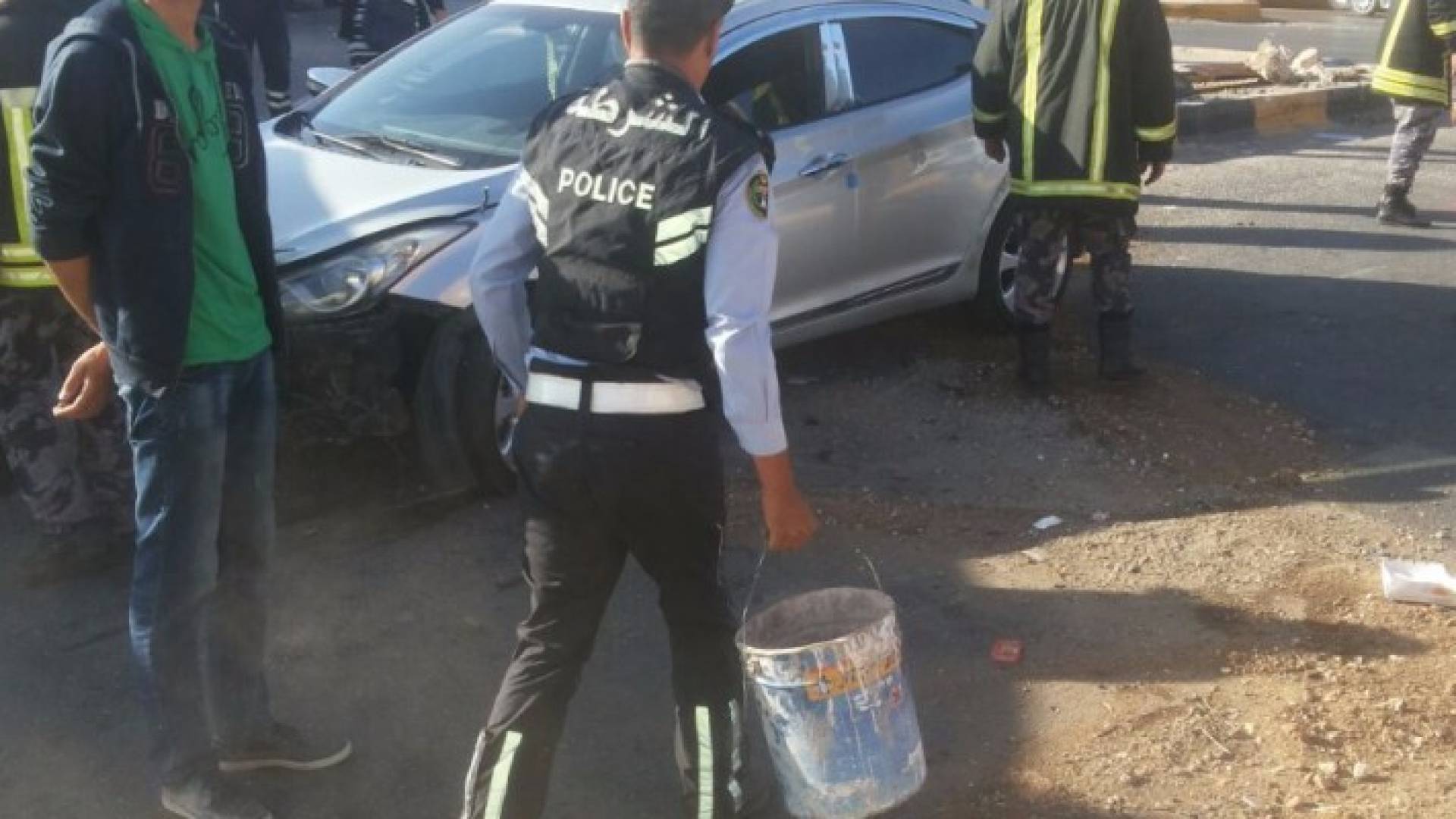 رجل السير يسكب التراب على زيت