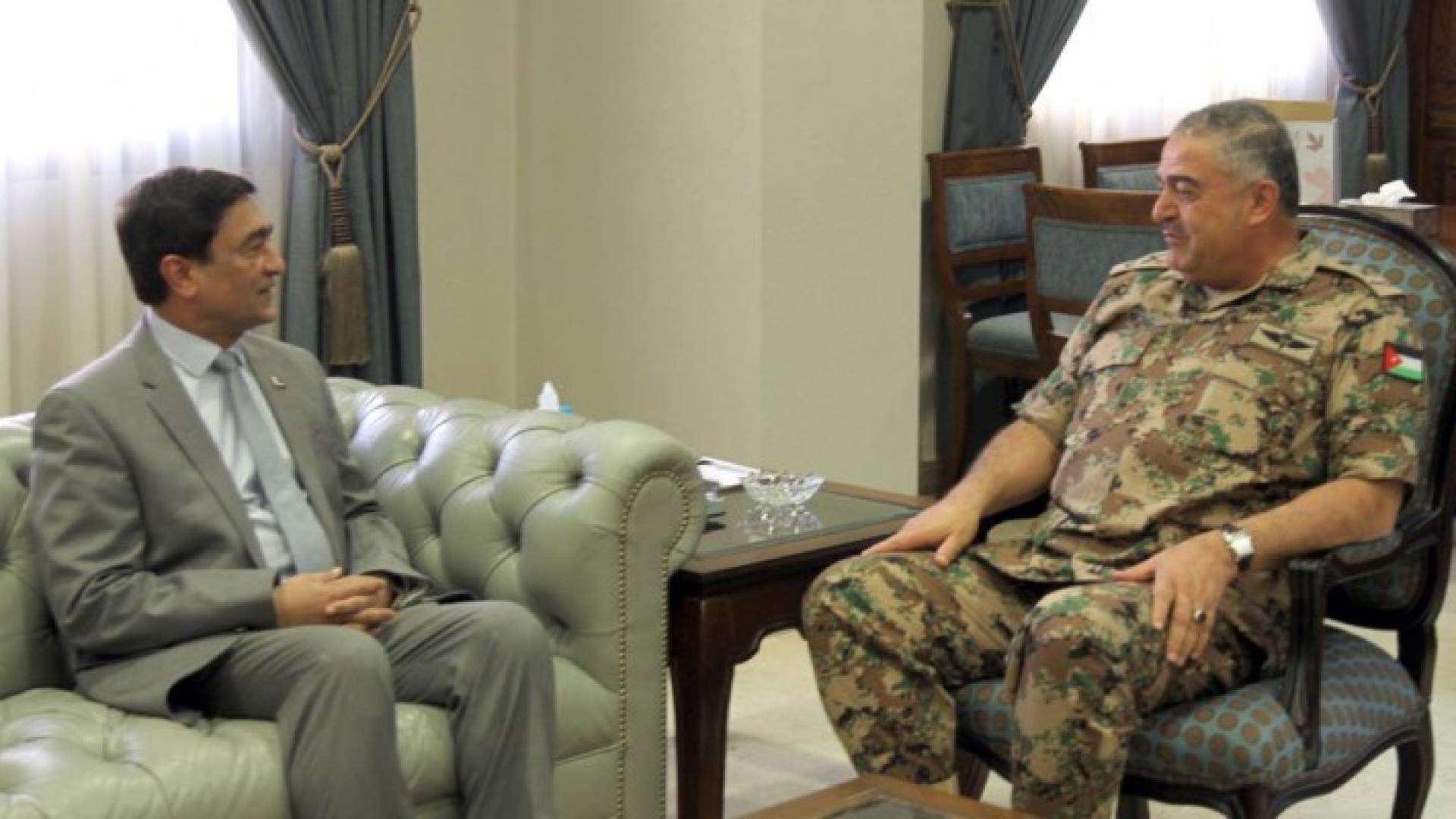 رئيس هيئة الاركان المشتركة خلال استقباله عدد من الوفود