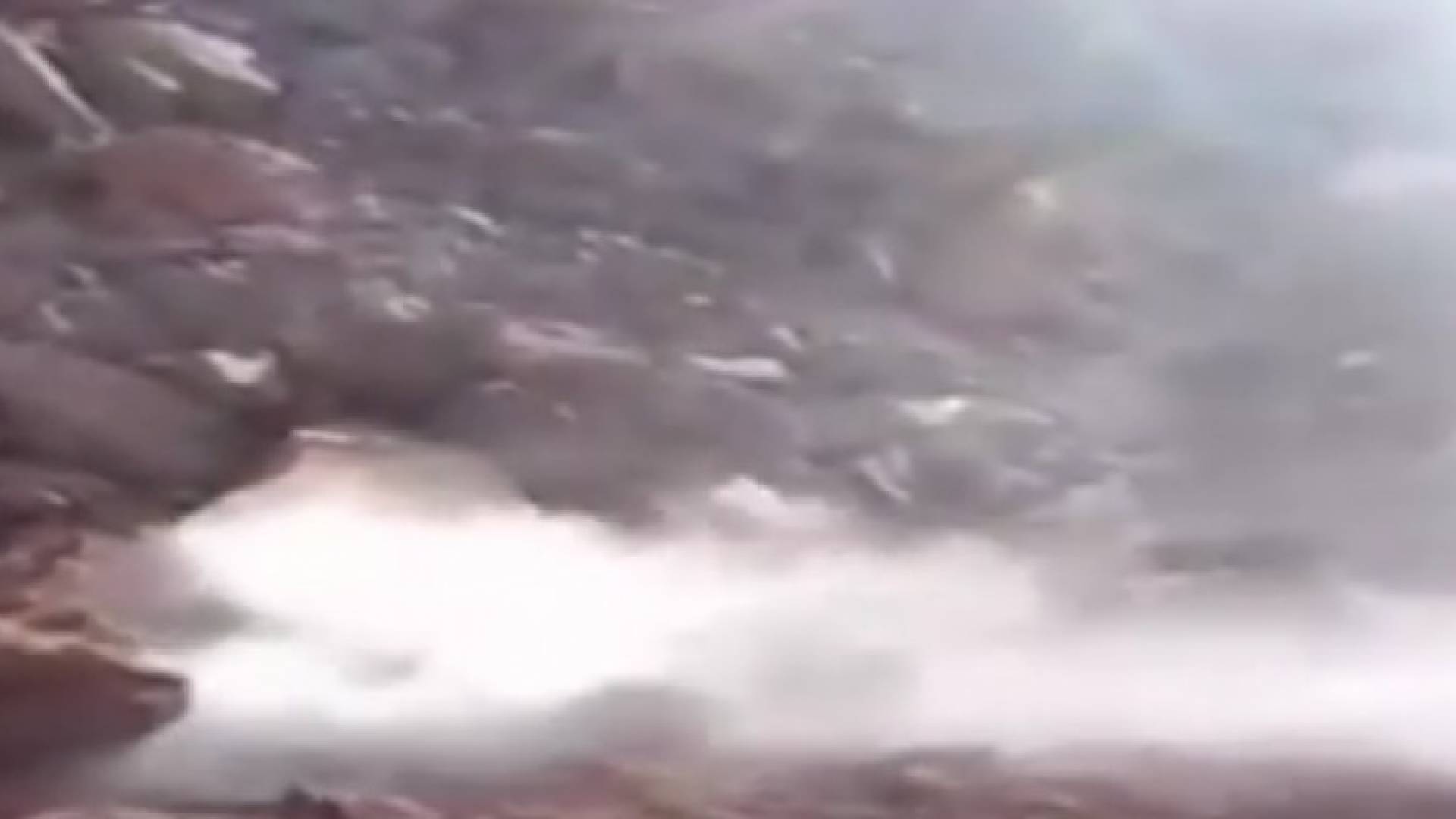 الدخان الابيض المنبعث من الارض في المفرق
