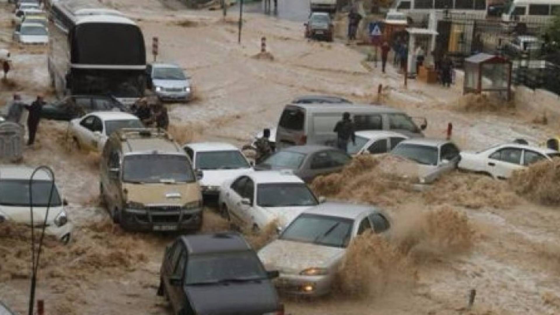 تضرر بعض المركبات خلال موسم الشتاء الماضي - أرشيفية