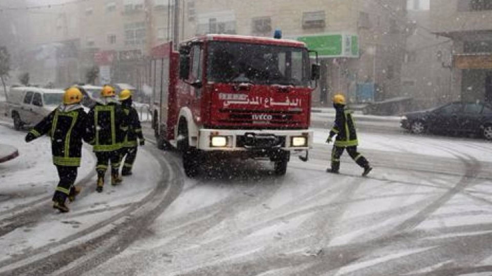كوادر الدفاع المدني خلال مواسم الشتاء الماضية - أرشيفية