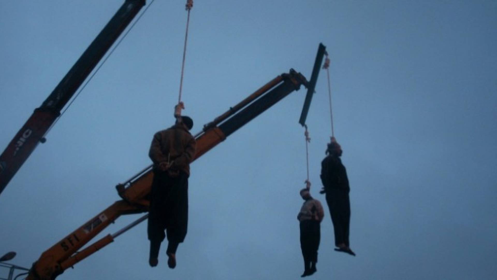 اعدام تجار مخدرات في ساحة قم 3 يناير 2008