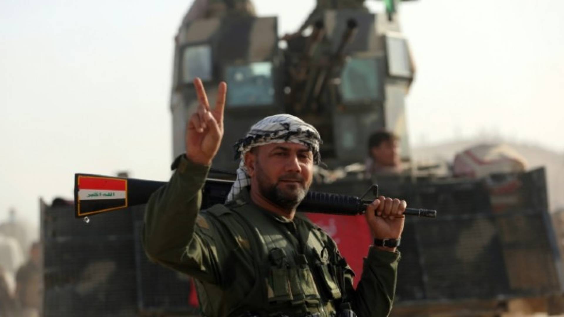 مقاتلون من الحشد الشعبي يتقدمون نحو قرية سلماني في جنوب الموصل 30 اكتوبر 2016